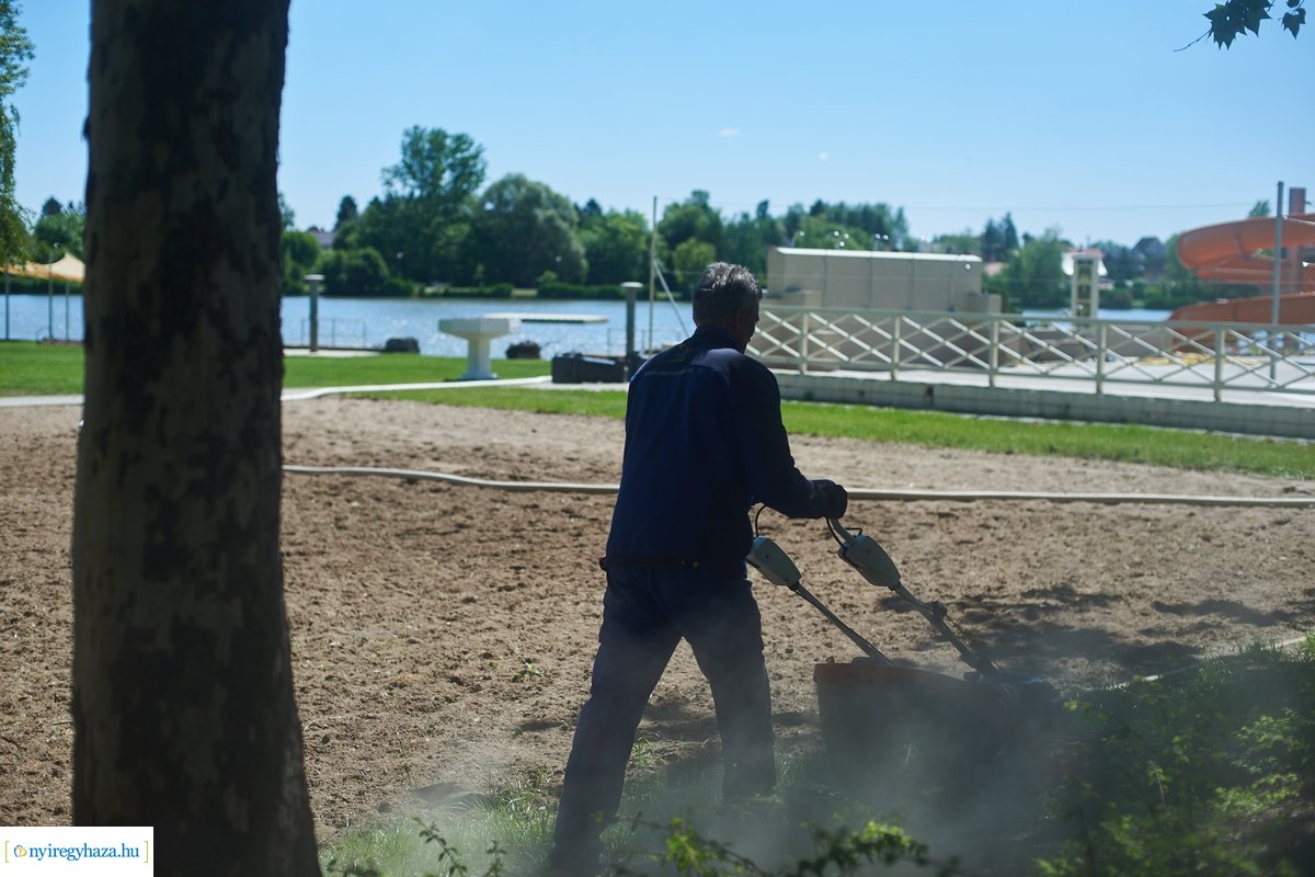 Nyitási munkálatok a Tófürdőn