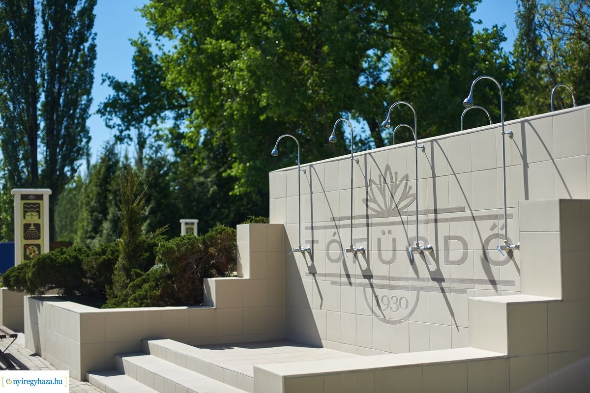 Nyitási munkálatok a Tófürdőn