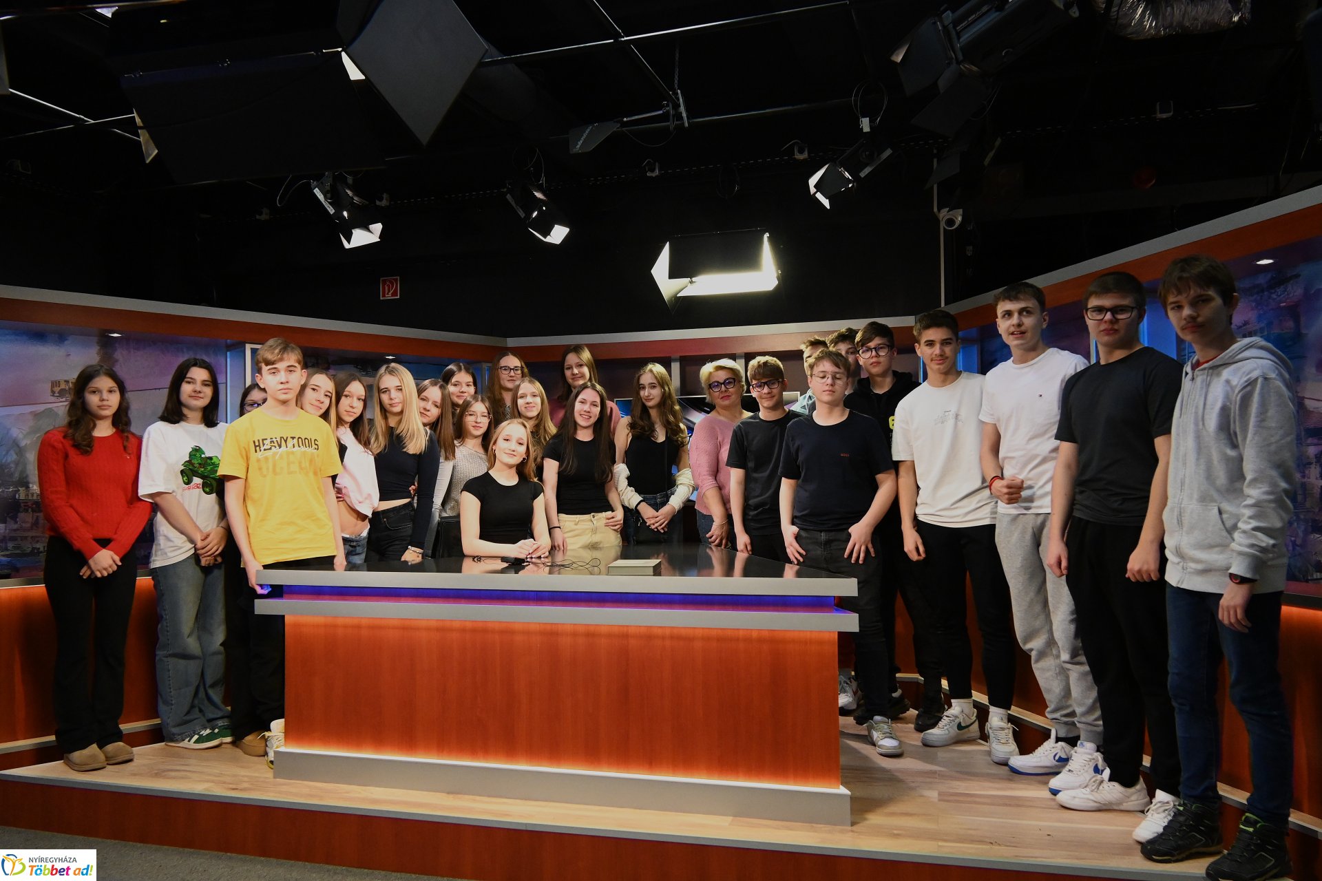 Nyolcadikosok látogattak a Zelk iskolából a Nyíregyházi Televízió stúdiójába