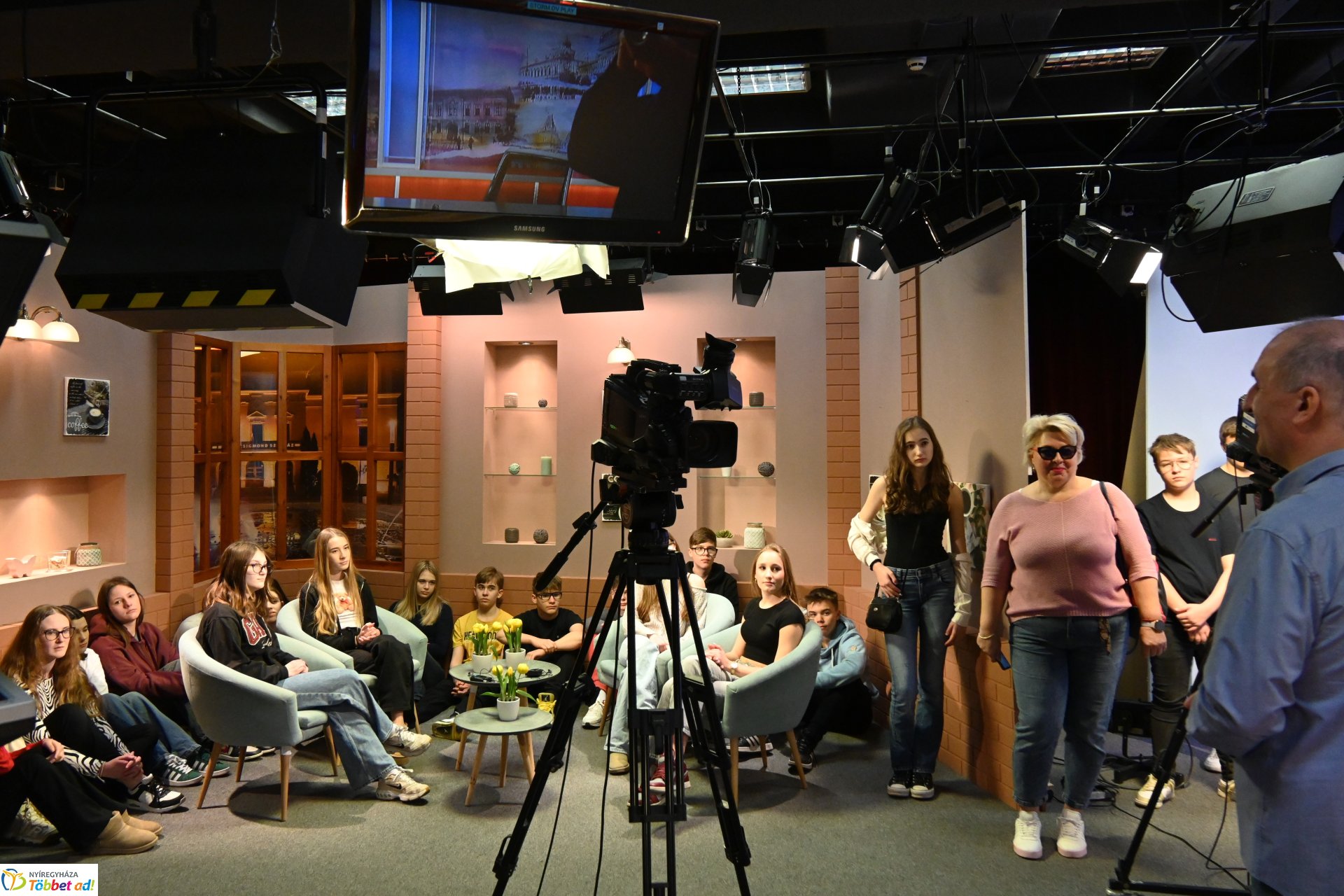 Nyolcadikosok látogattak a Zelk iskolából a Nyíregyházi Televízió stúdiójába
