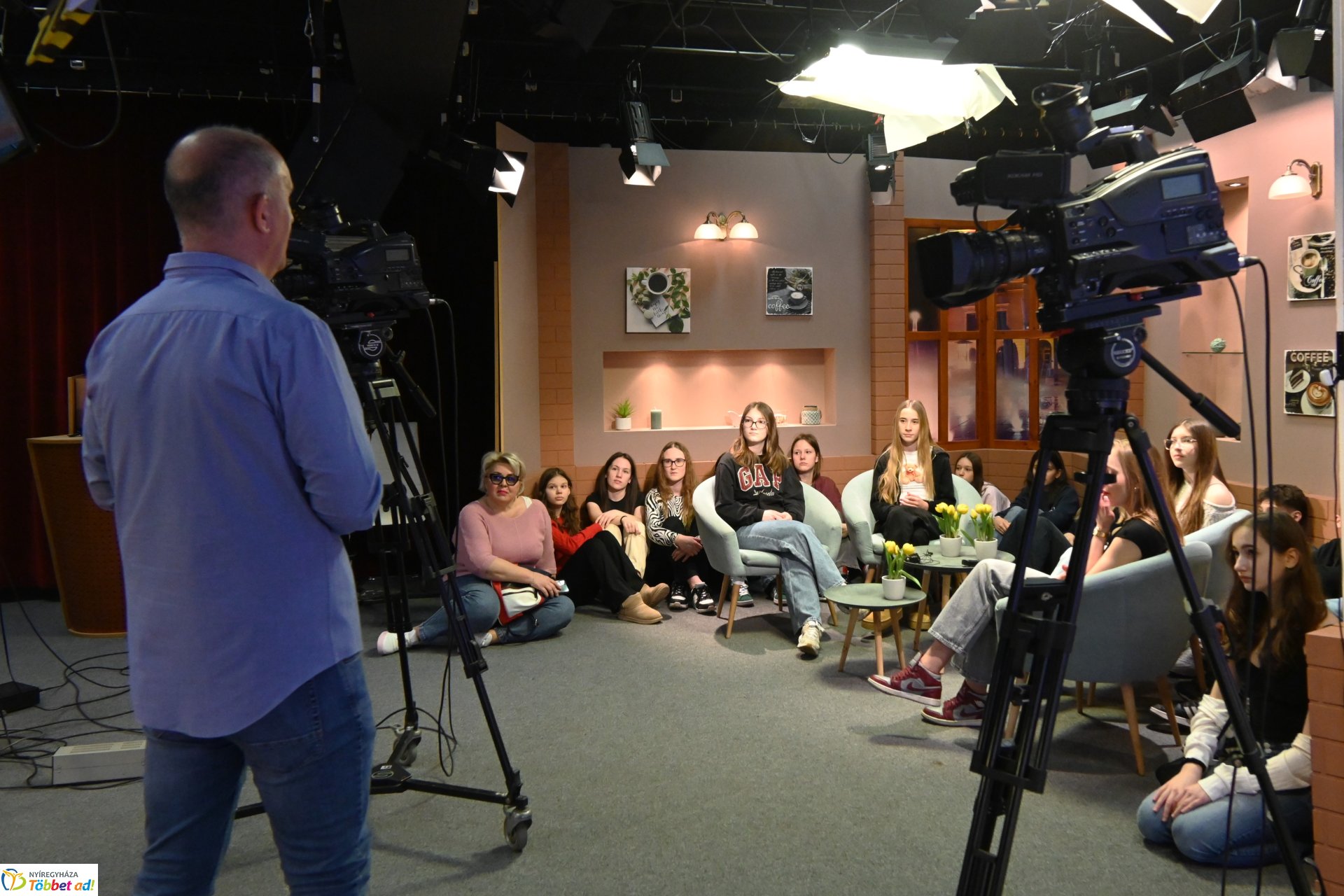Nyolcadikosok látogattak a Zelk iskolából a Nyíregyházi Televízió stúdiójába