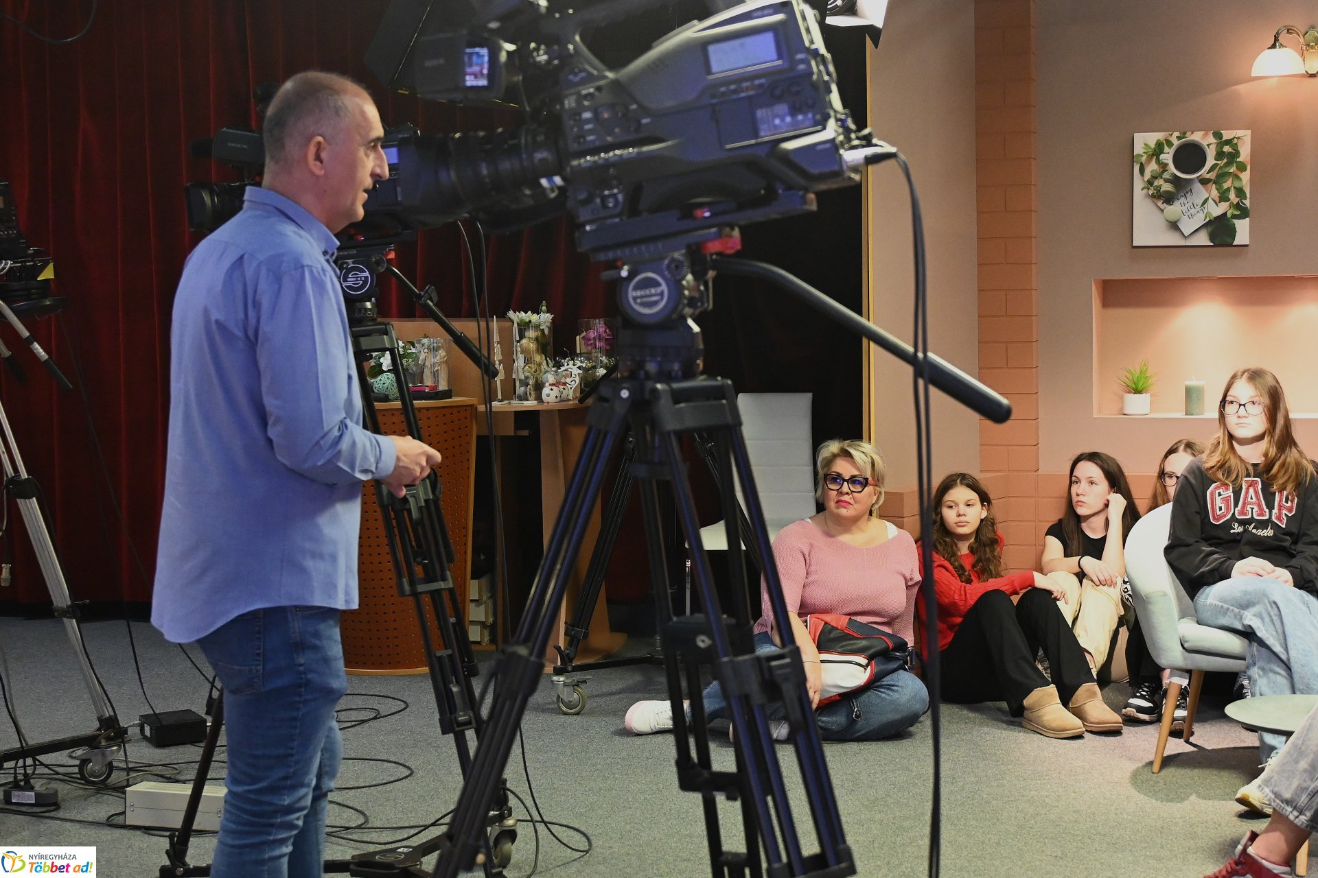 Nyolcadikosok látogattak a Zelk iskolából a Nyíregyházi Televízió stúdiójába