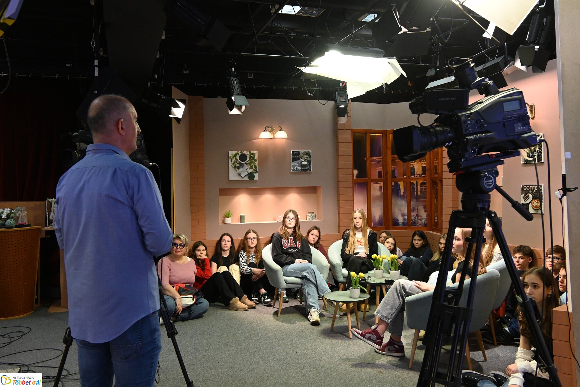 Nyolcadikosok látogattak a Zelk iskolából a Nyíregyházi Televízió stúdiójába