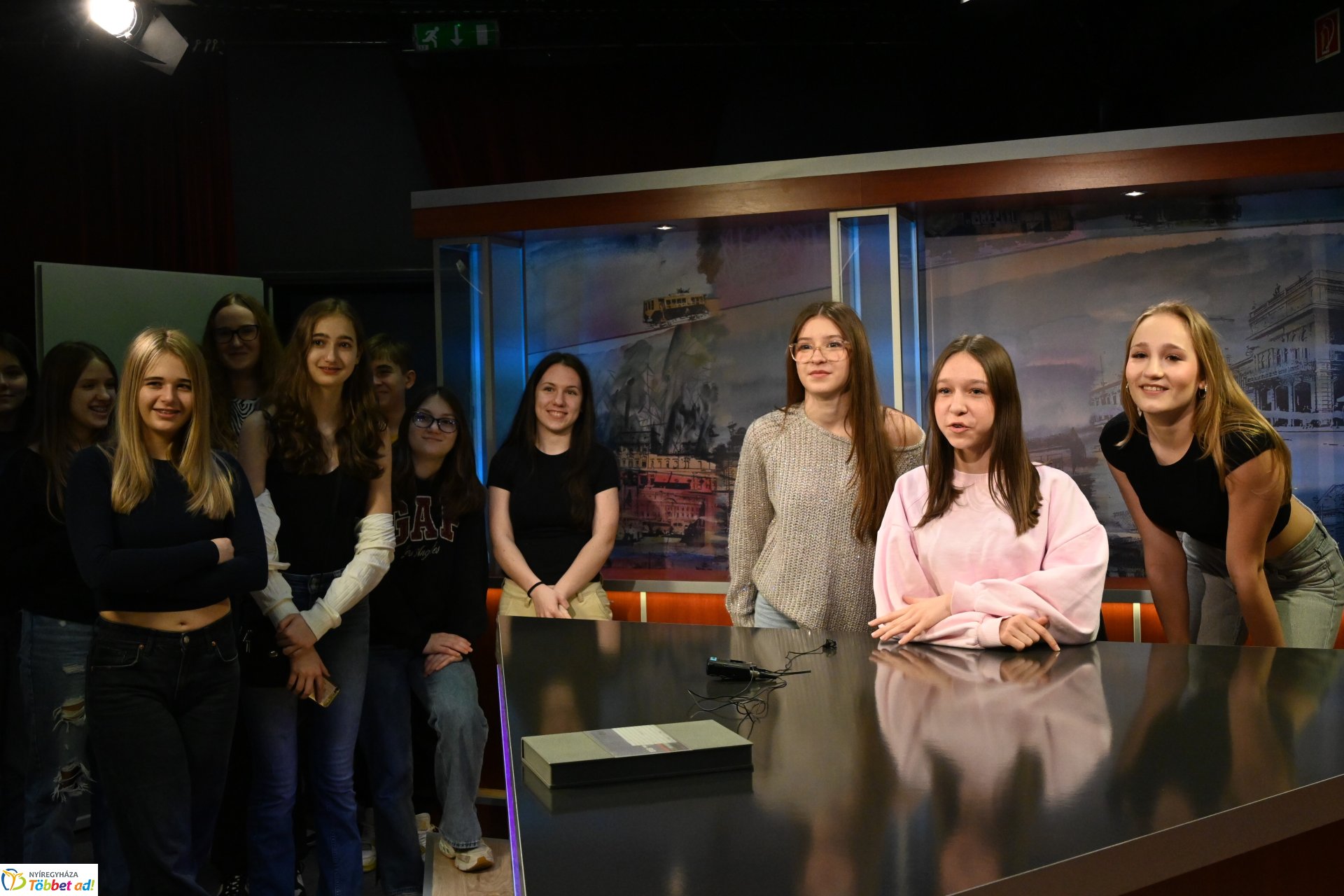 Nyolcadikosok látogattak a Zelk iskolából a Nyíregyházi Televízió stúdiójába