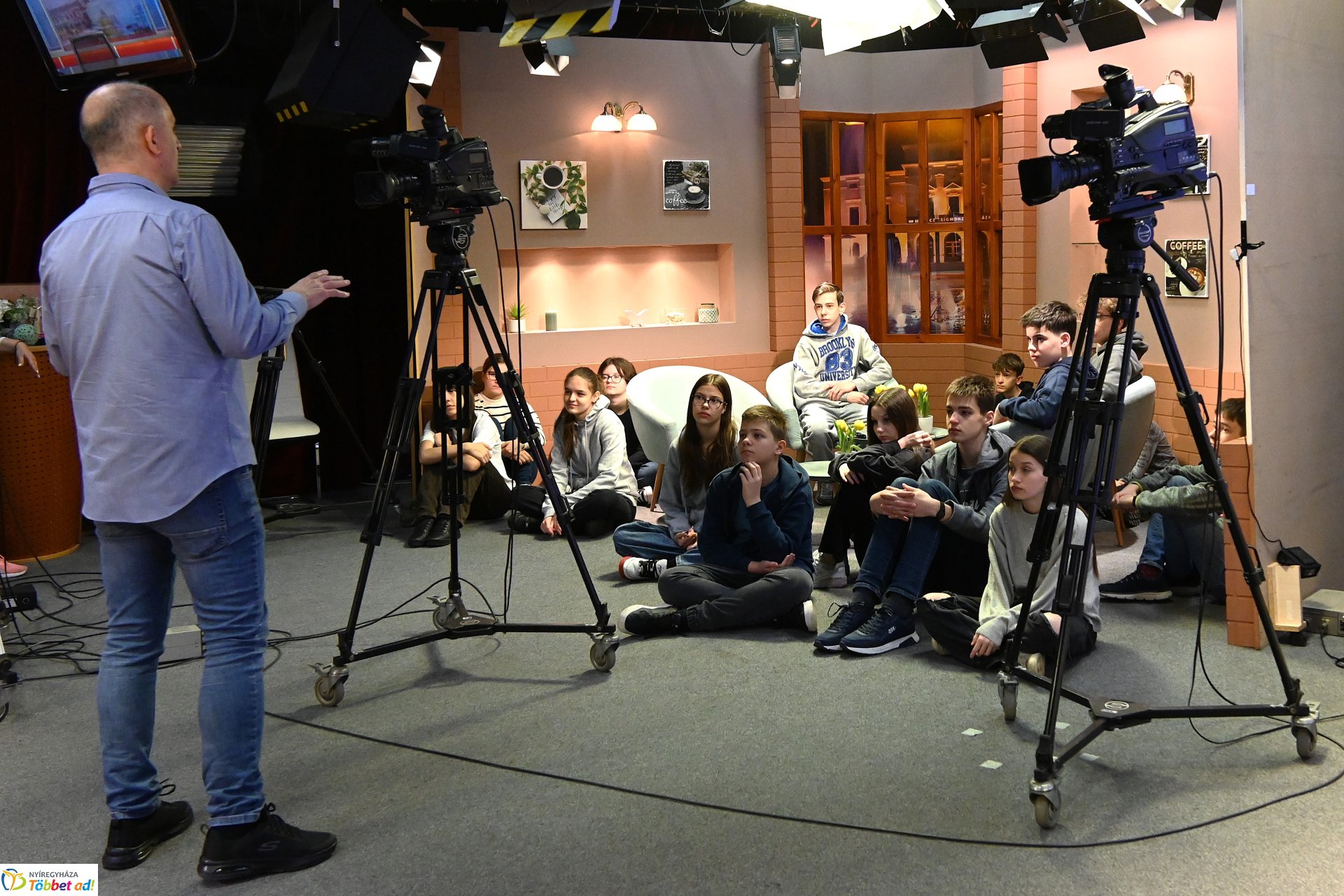 Nyolcadikosok látogattak a Zelk iskolából a Nyíregyházi Televízió stúdiójába