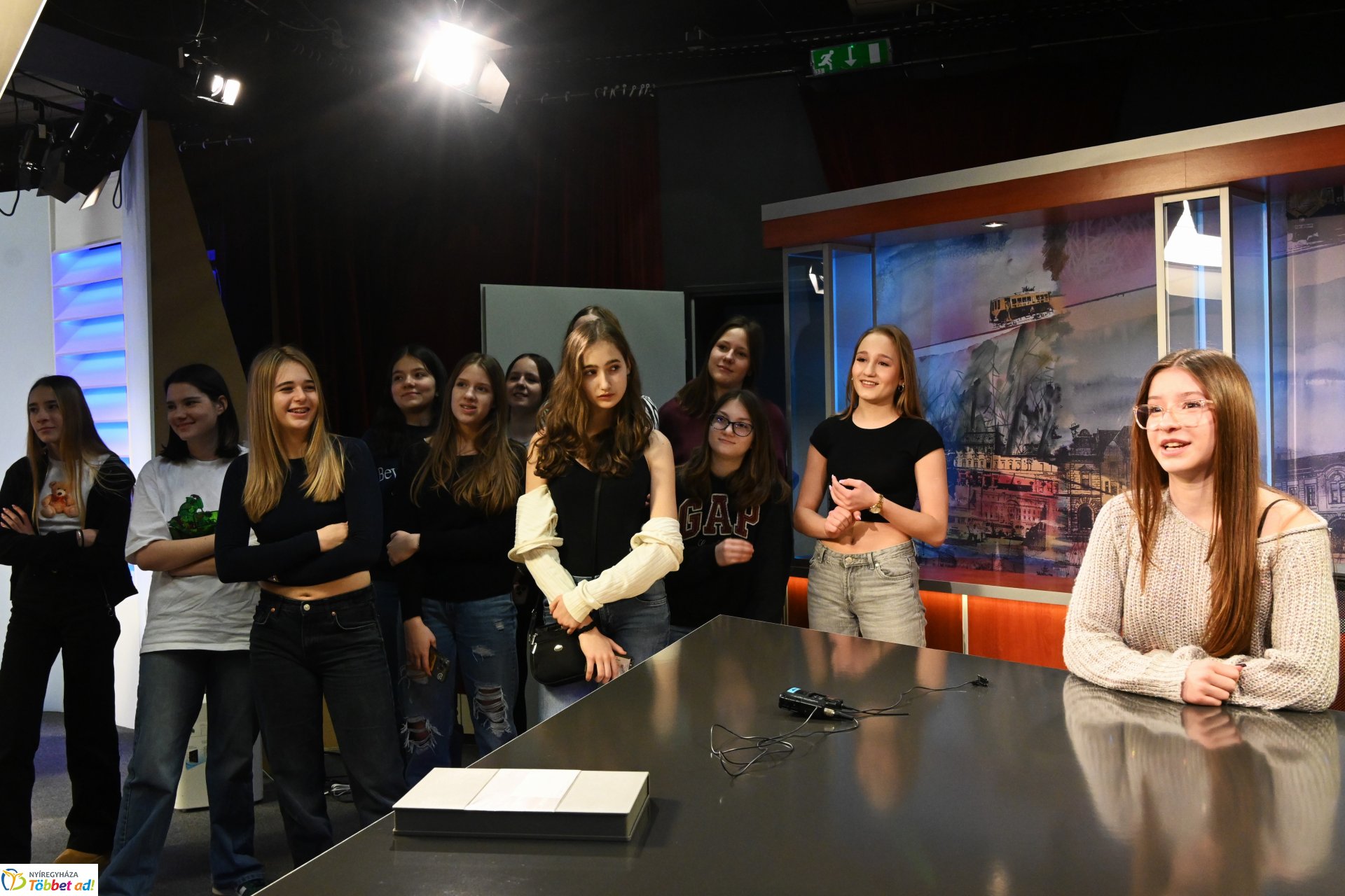 Nyolcadikosok látogattak a Zelk iskolából a Nyíregyházi Televízió stúdiójába