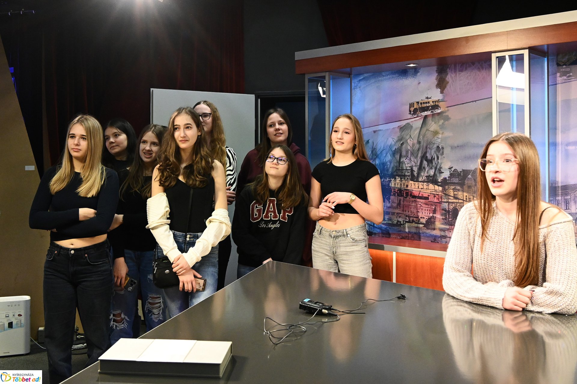 Nyolcadikosok látogattak a Zelk iskolából a Nyíregyházi Televízió stúdiójába