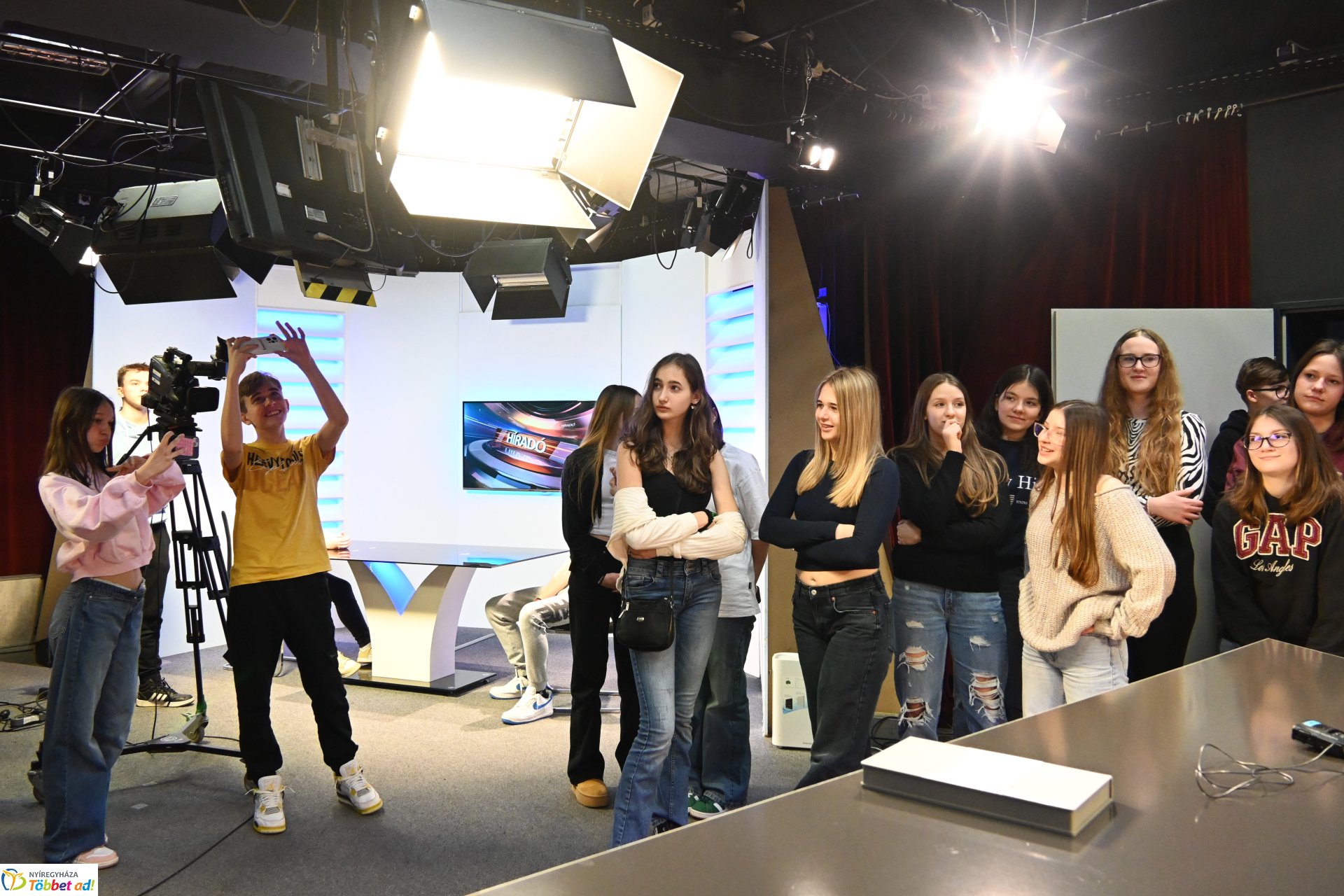 Nyolcadikosok látogattak a Zelk iskolából a Nyíregyházi Televízió stúdiójába