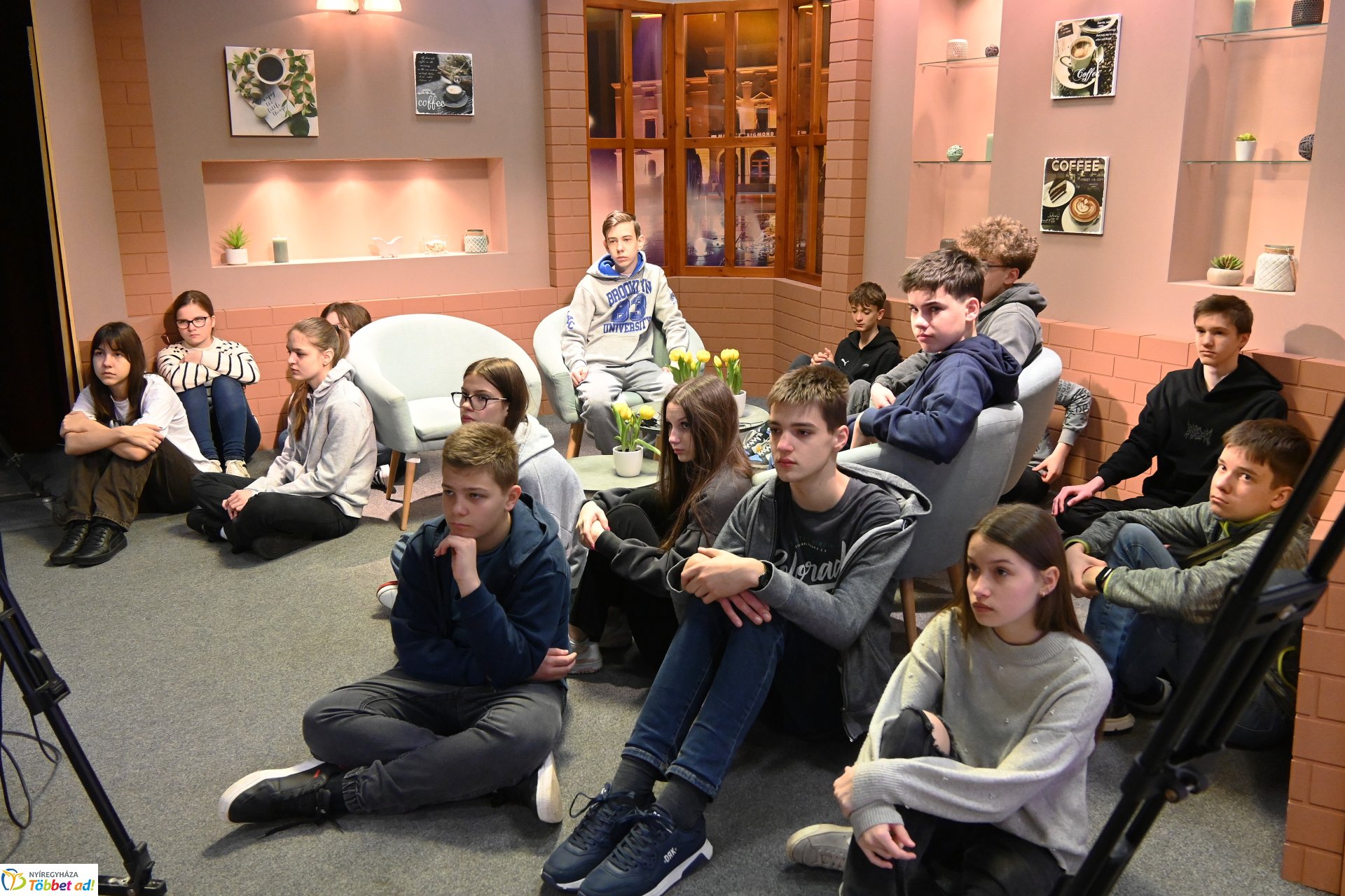 Nyolcadikosok látogattak a Zelk iskolából a Nyíregyházi Televízió stúdiójába