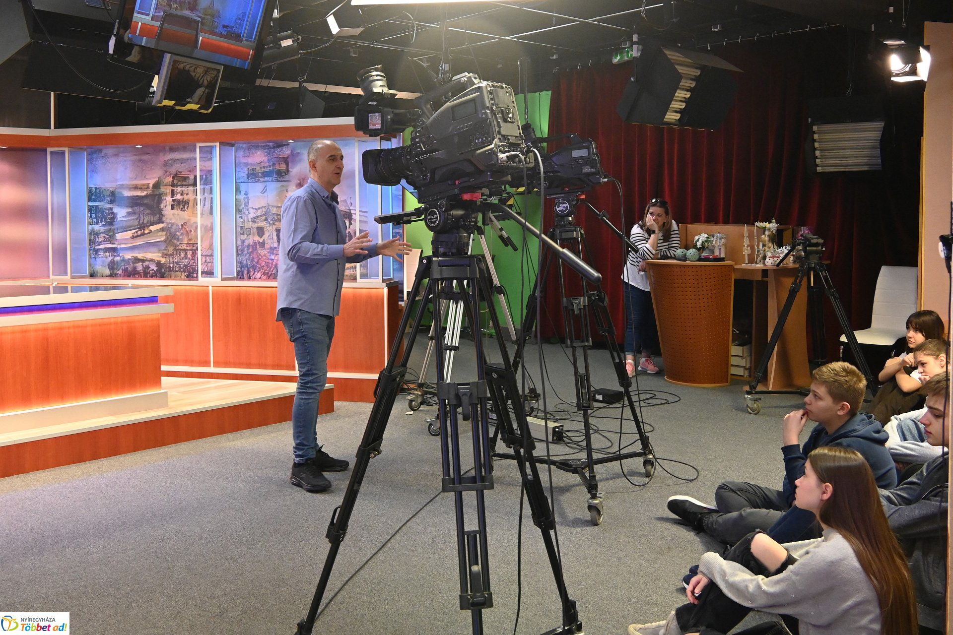 Nyolcadikosok látogattak a Zelk iskolából a Nyíregyházi Televízió stúdiójába