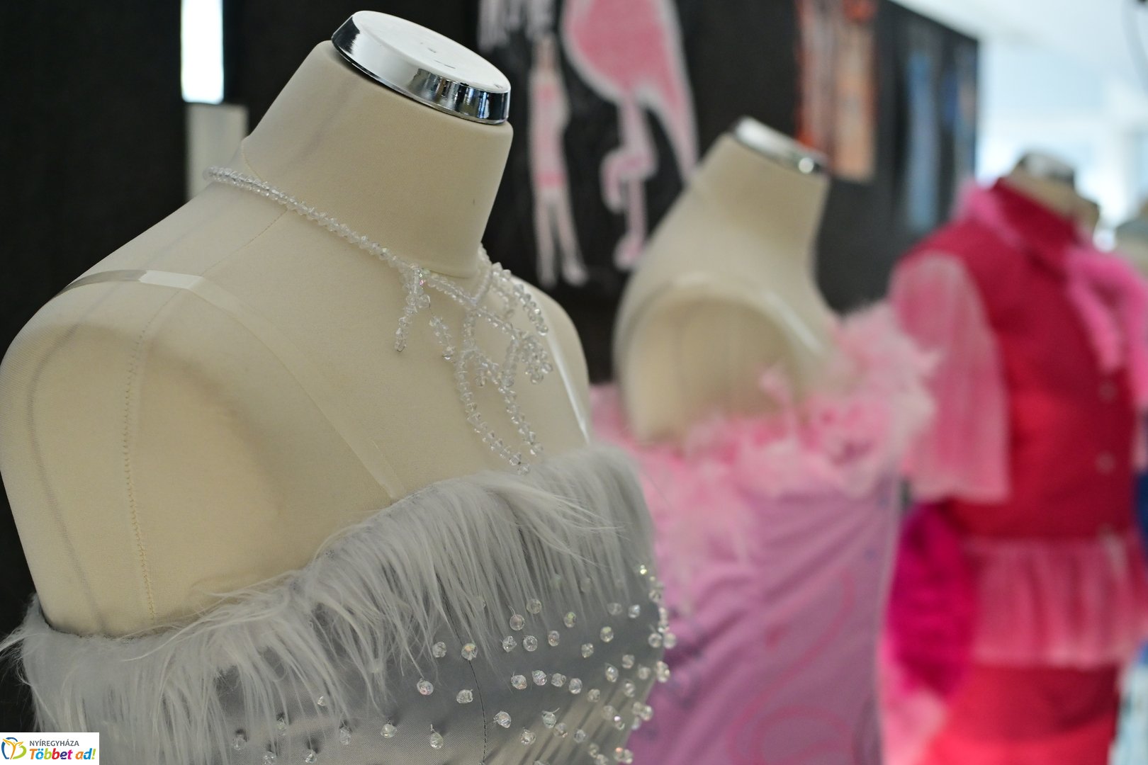 NYSZC divattervezőinek kiállítása a kulturális központban 2025