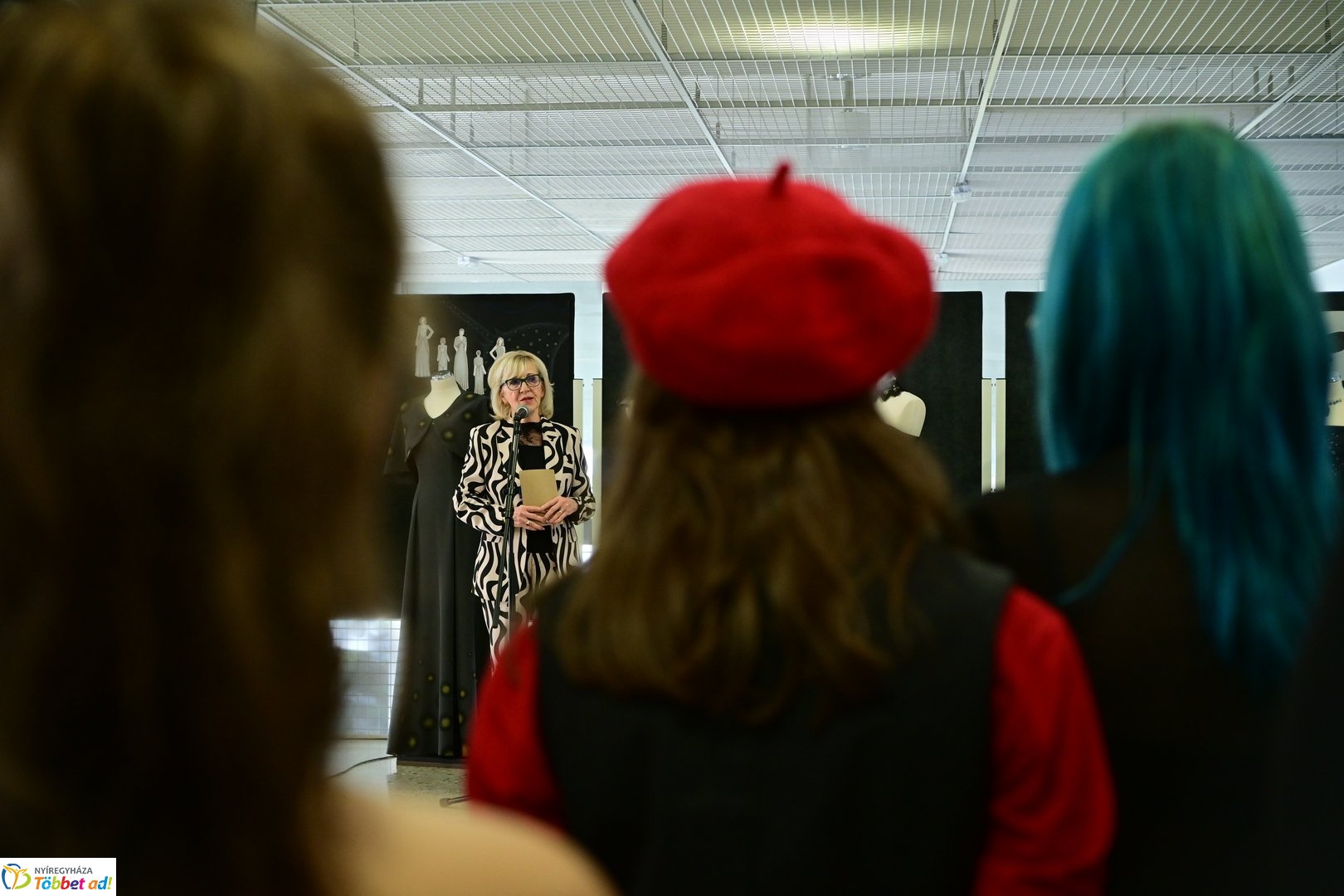 NYSZC divattervezőinek kiállítása a kulturális központban 2025