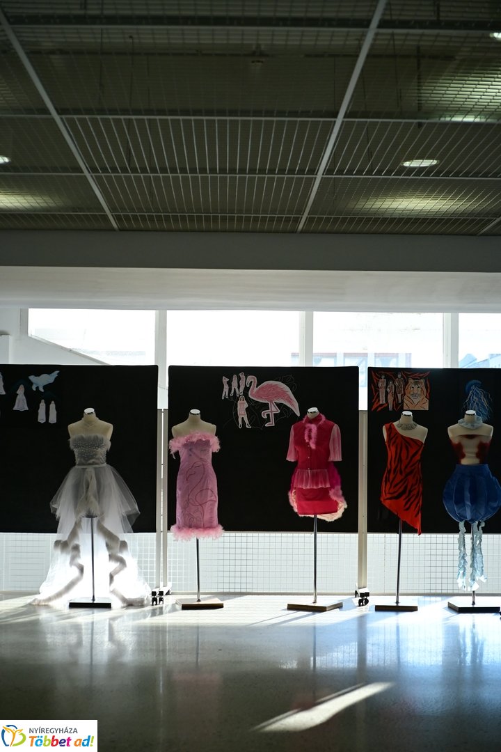 NYSZC divattervezőinek kiállítása a kulturális központban 2025