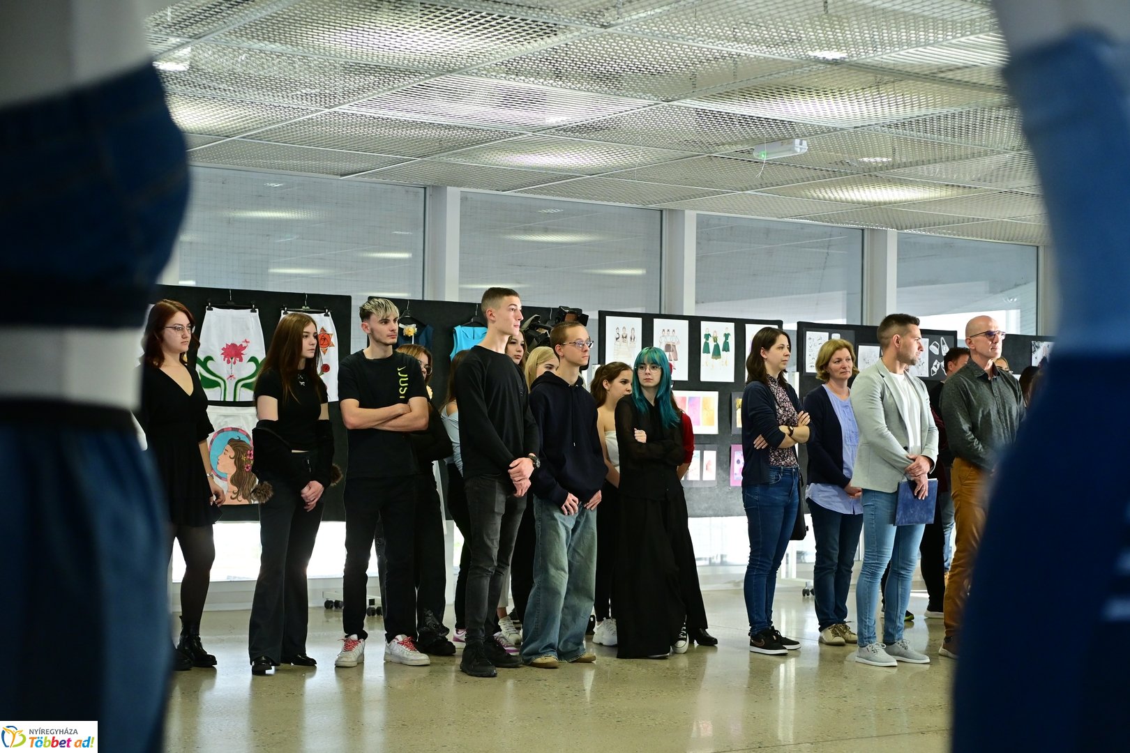 NYSZC divattervezőinek kiállítása a kulturális központban 2025