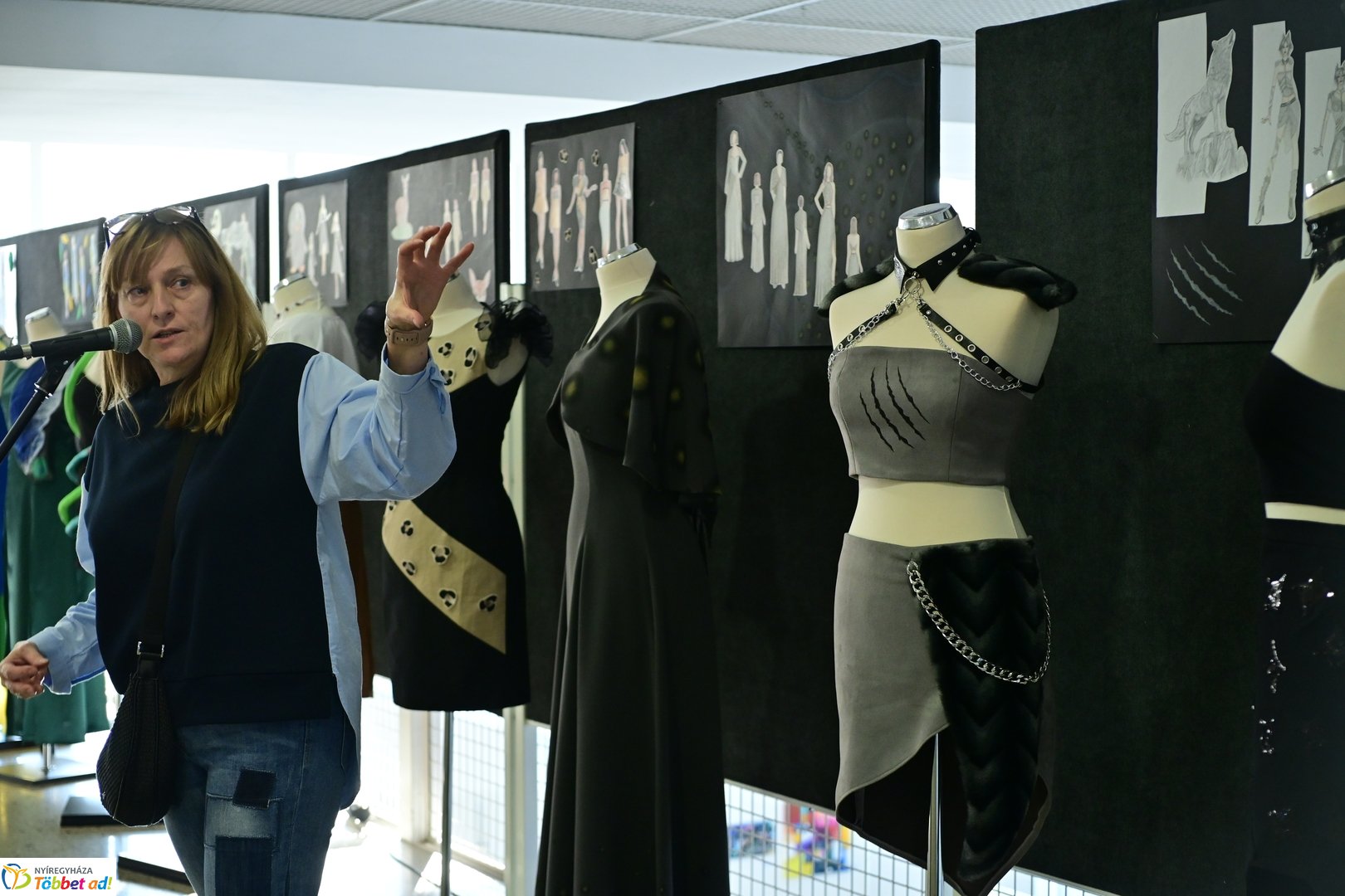 NYSZC divattervezőinek kiállítása a kulturális központban 2025