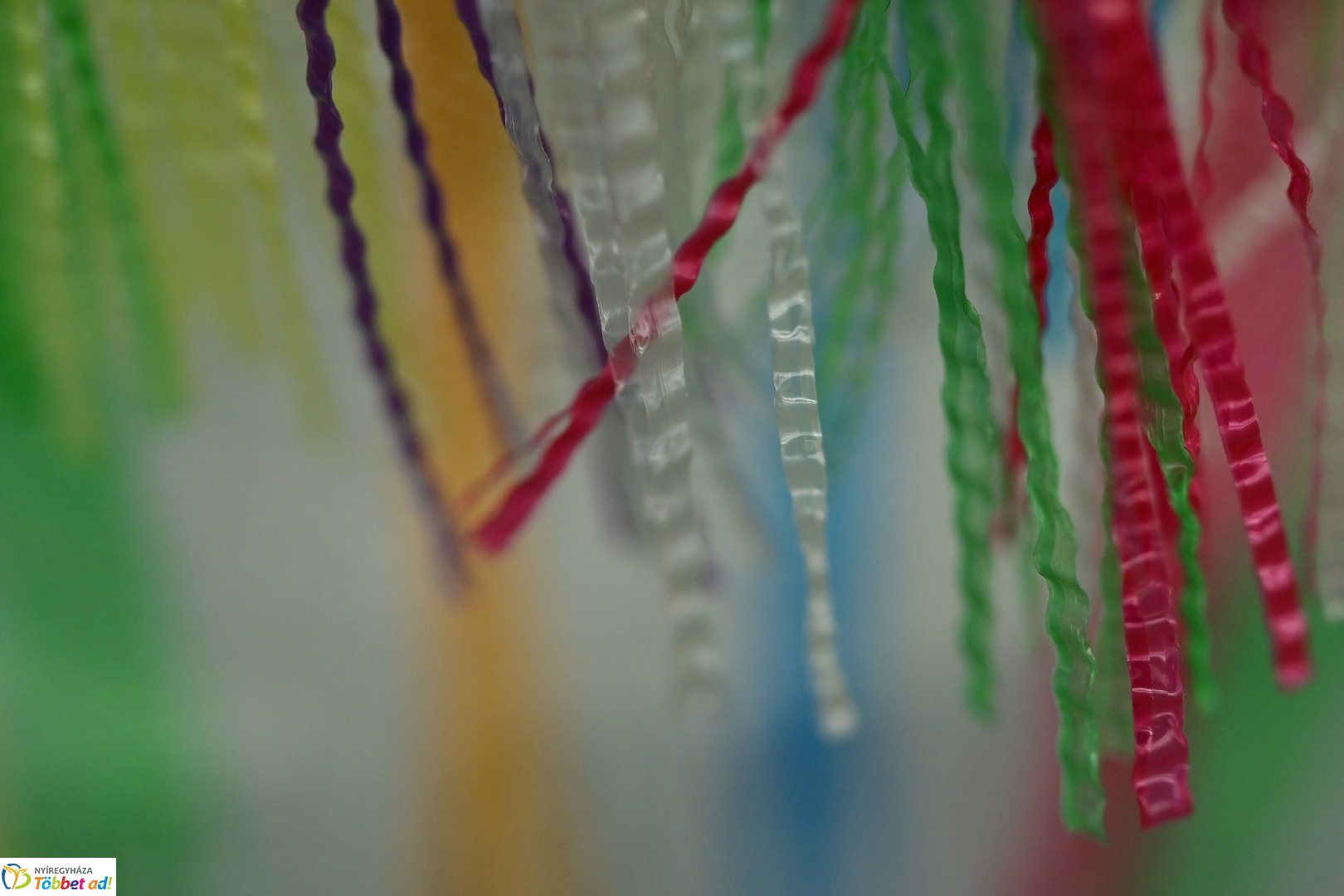 NYSZC divattervezőinek kiállítása a kulturális központban 2025