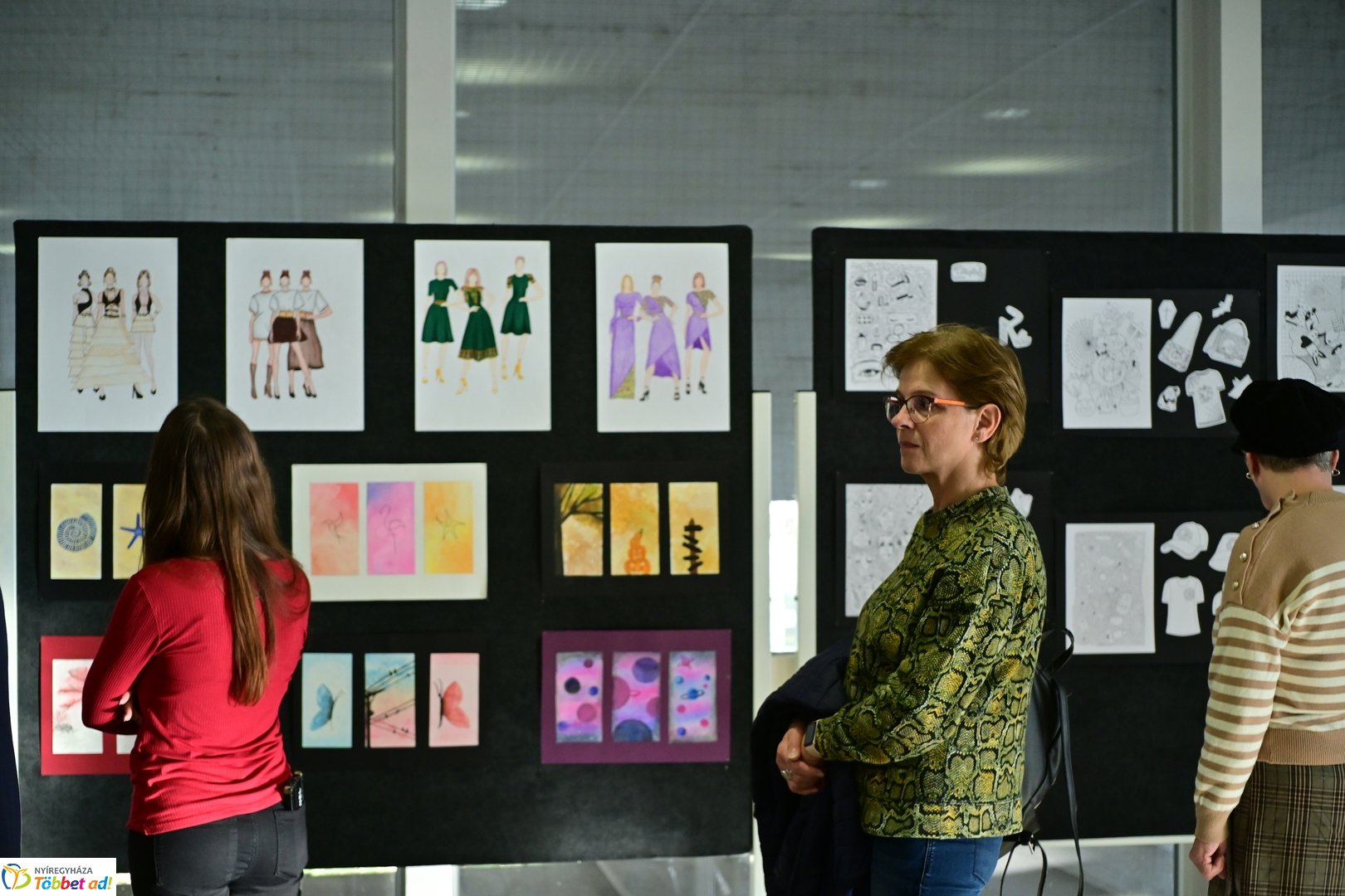 NYSZC divattervezőinek kiállítása a kulturális központban 2025