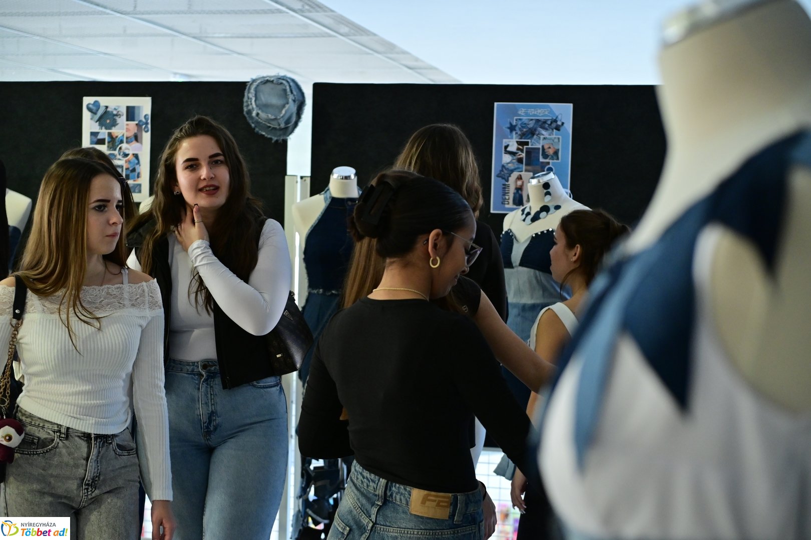 NYSZC divattervezőinek kiállítása a kulturális központban 2025