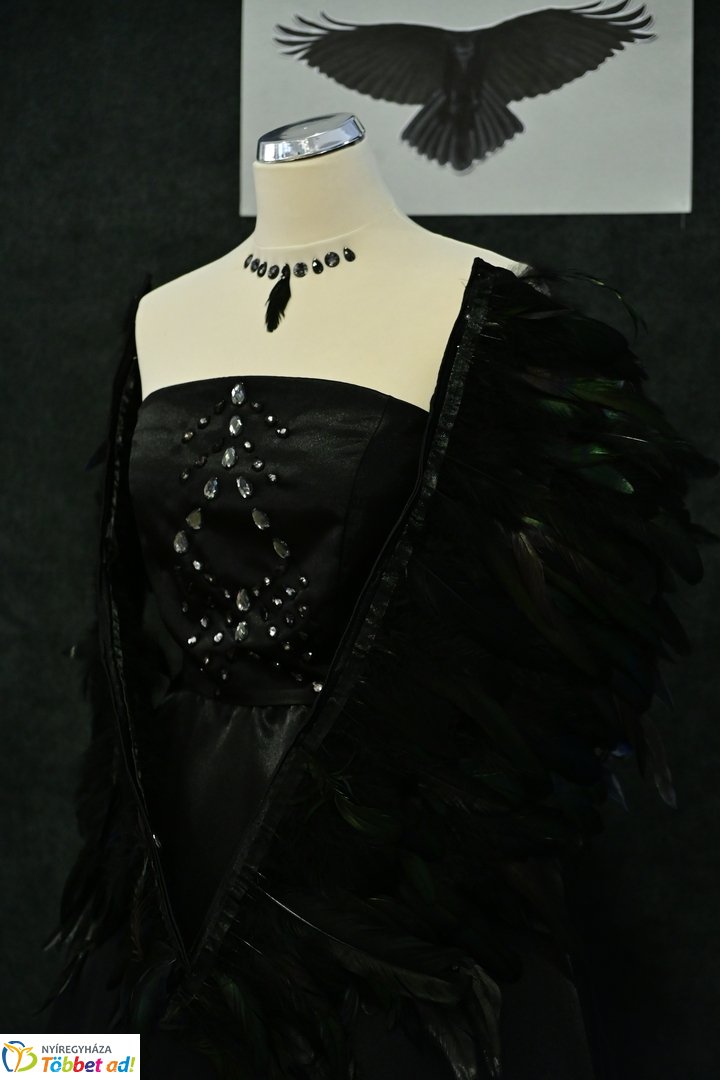 NYSZC divattervezőinek kiállítása a kulturális központban 2025