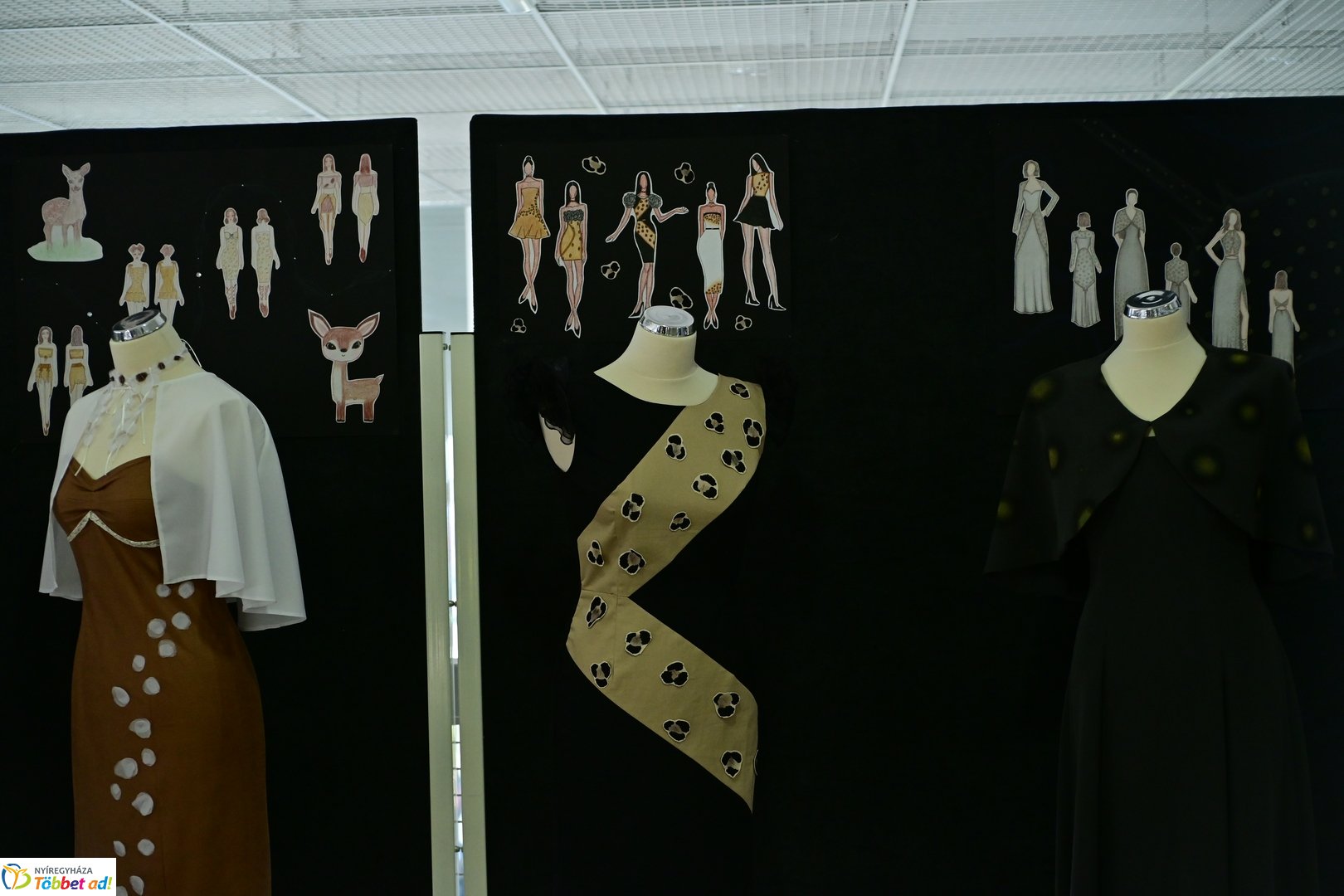 NYSZC divattervezőinek kiállítása a kulturális központban 2025