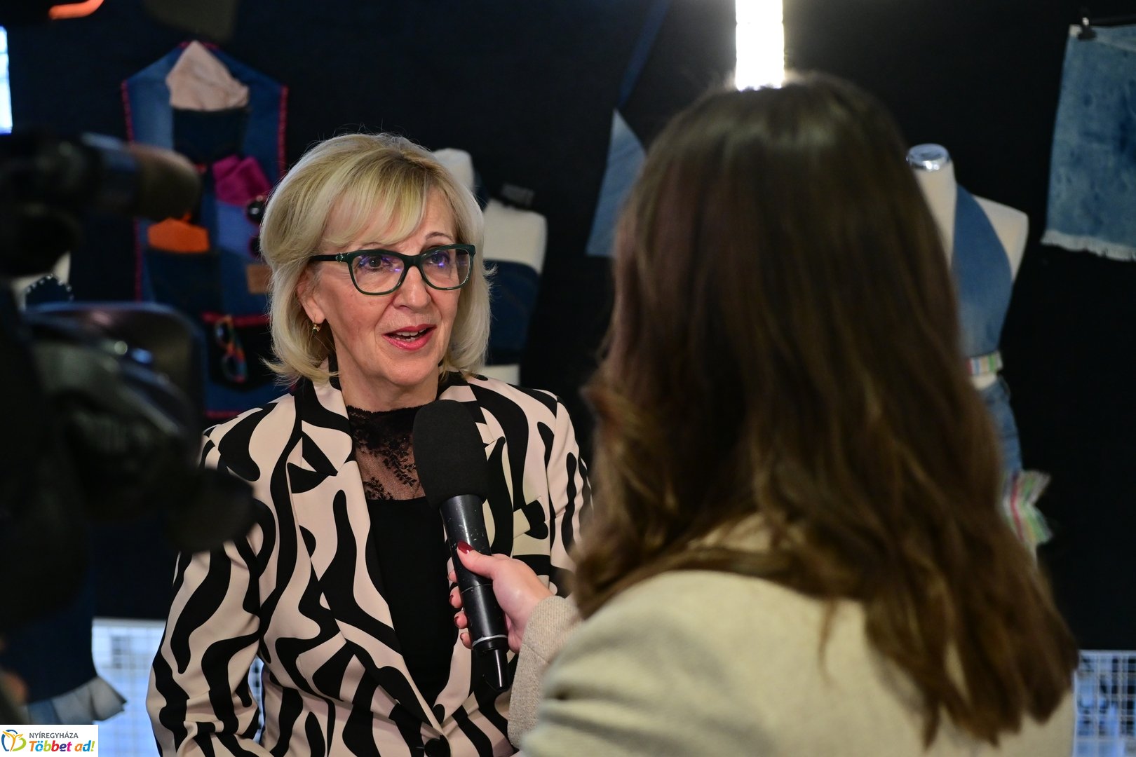 NYSZC divattervezőinek kiállítása a kulturális központban 2025