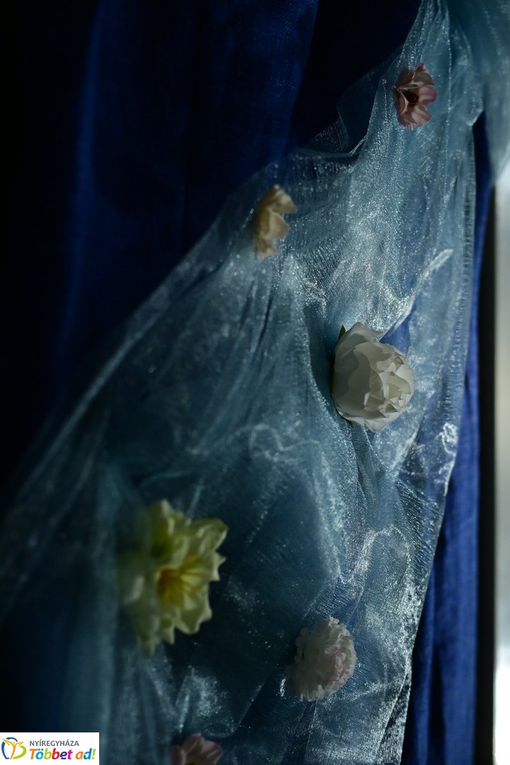 NYSZC divattervezőinek kiállítása a kulturális központban 2025