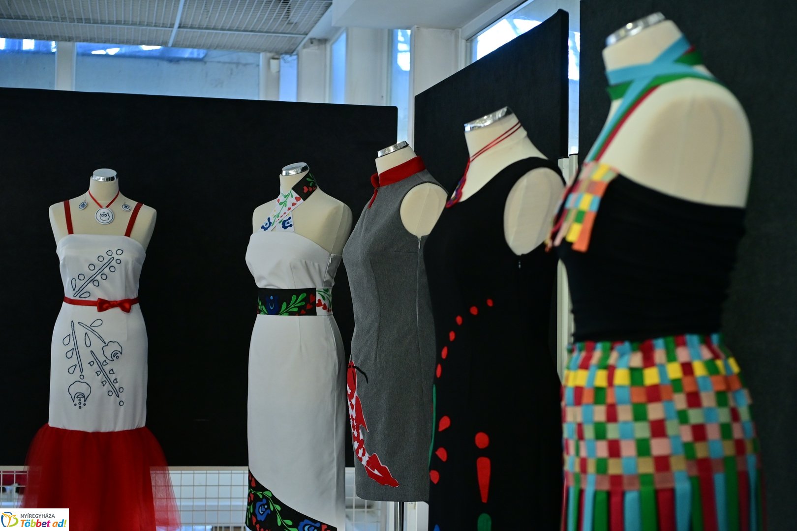 NYSZC divattervezőinek kiállítása a kulturális központban 2025