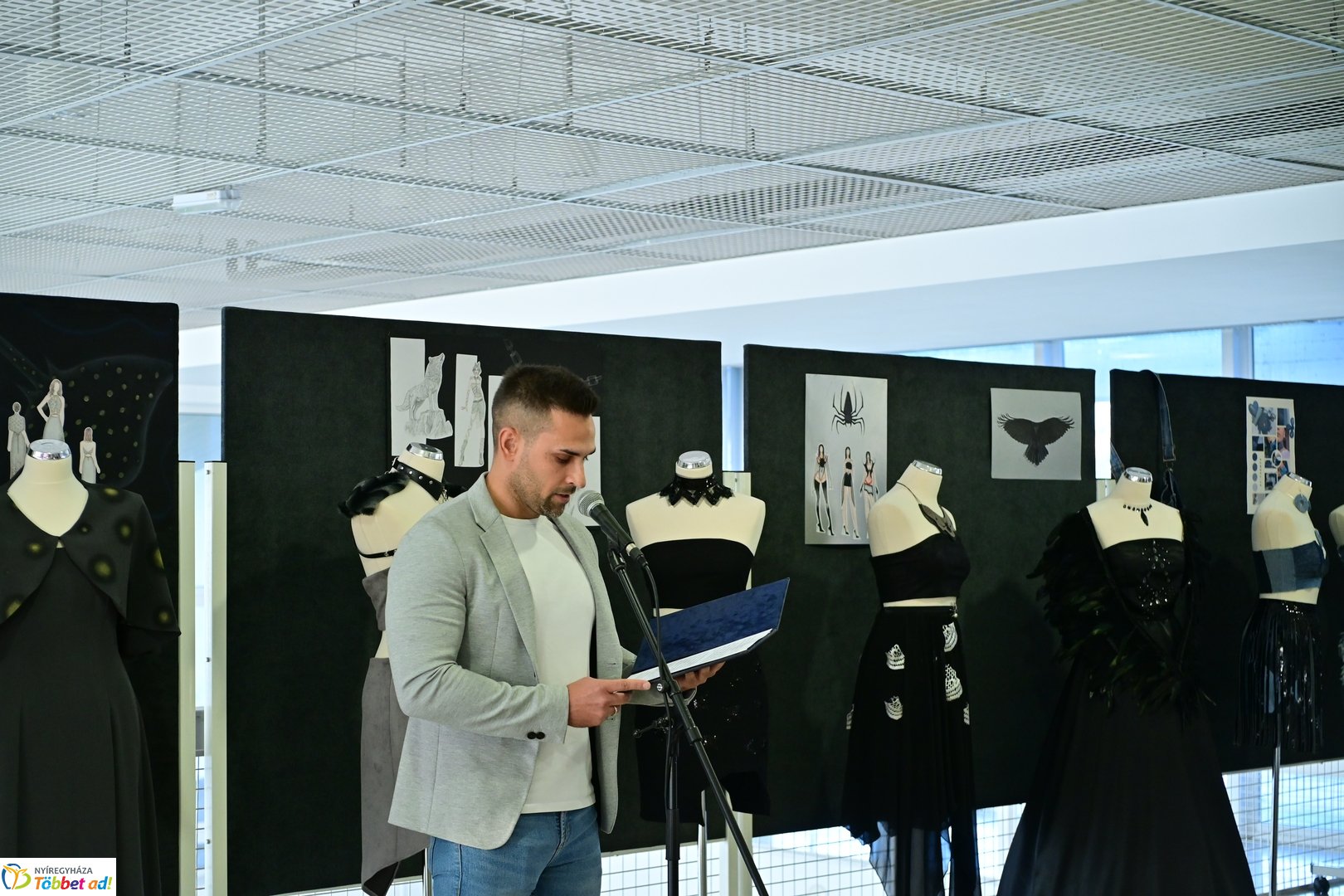 NYSZC divattervezőinek kiállítása a kulturális központban 2025