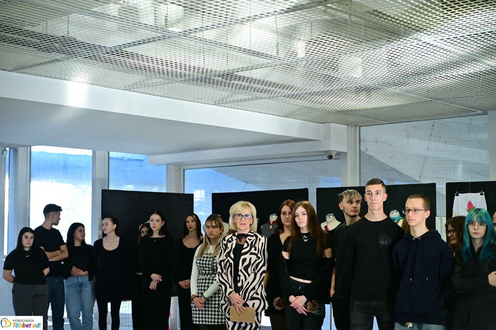 NYSZC divattervezőinek kiállítása a kulturális központban 2025