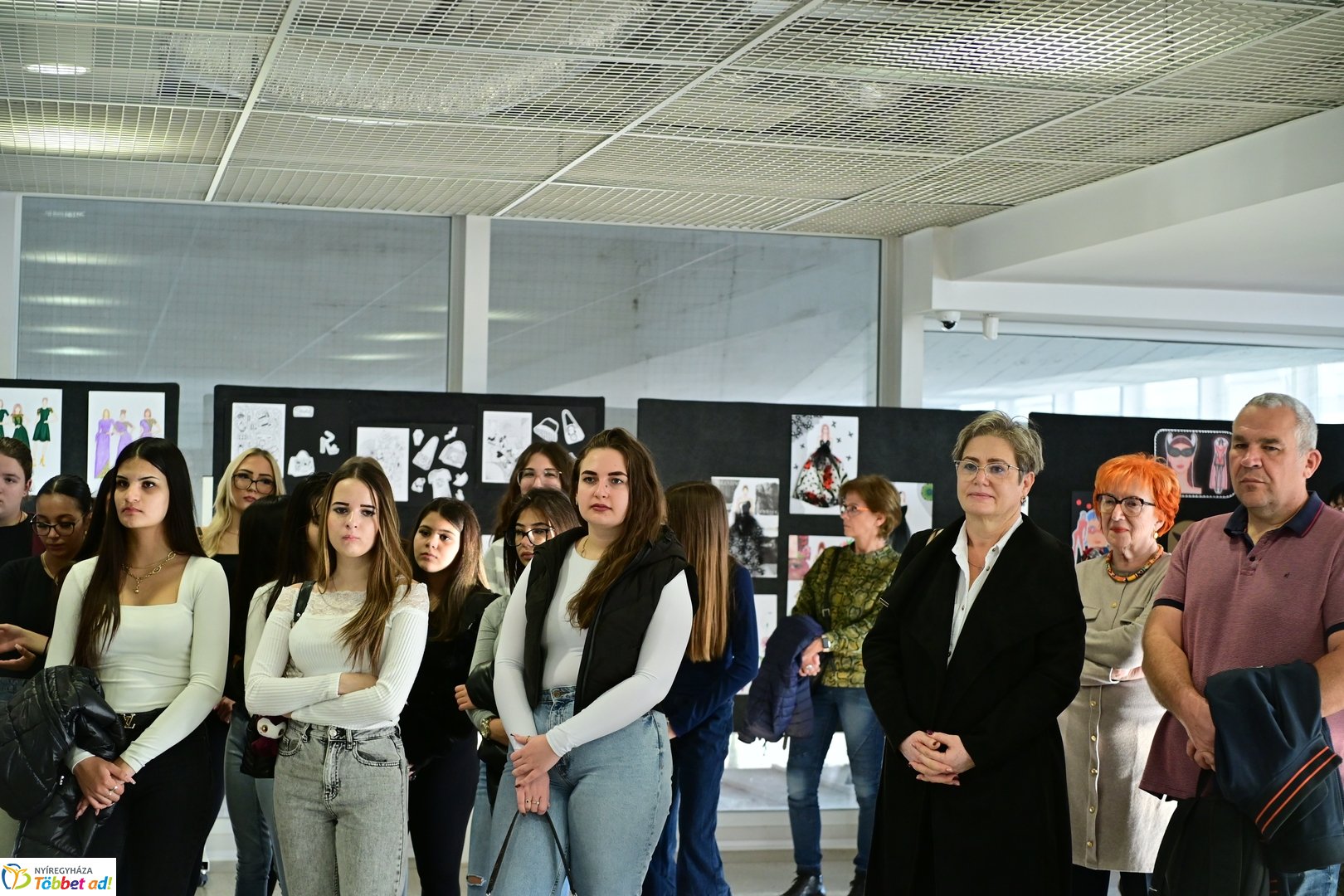 NYSZC divattervezőinek kiállítása a kulturális központban 2025