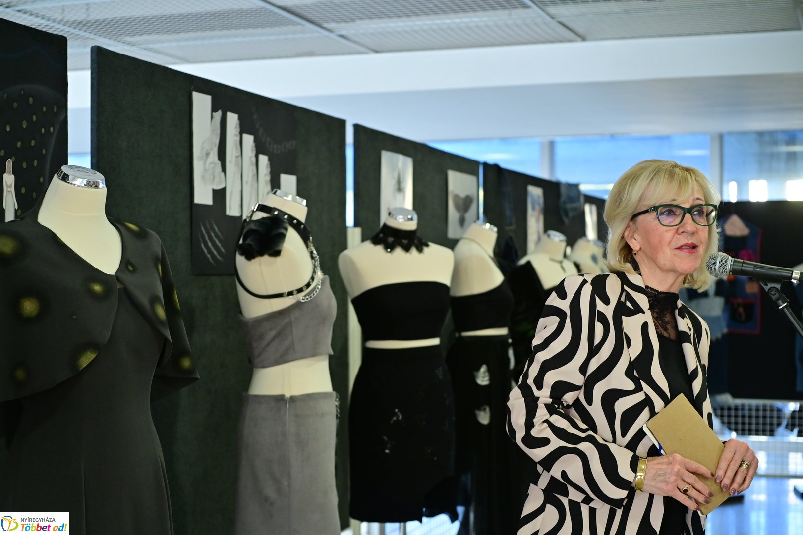 NYSZC divattervezőinek kiállítása a kulturális központban 2025