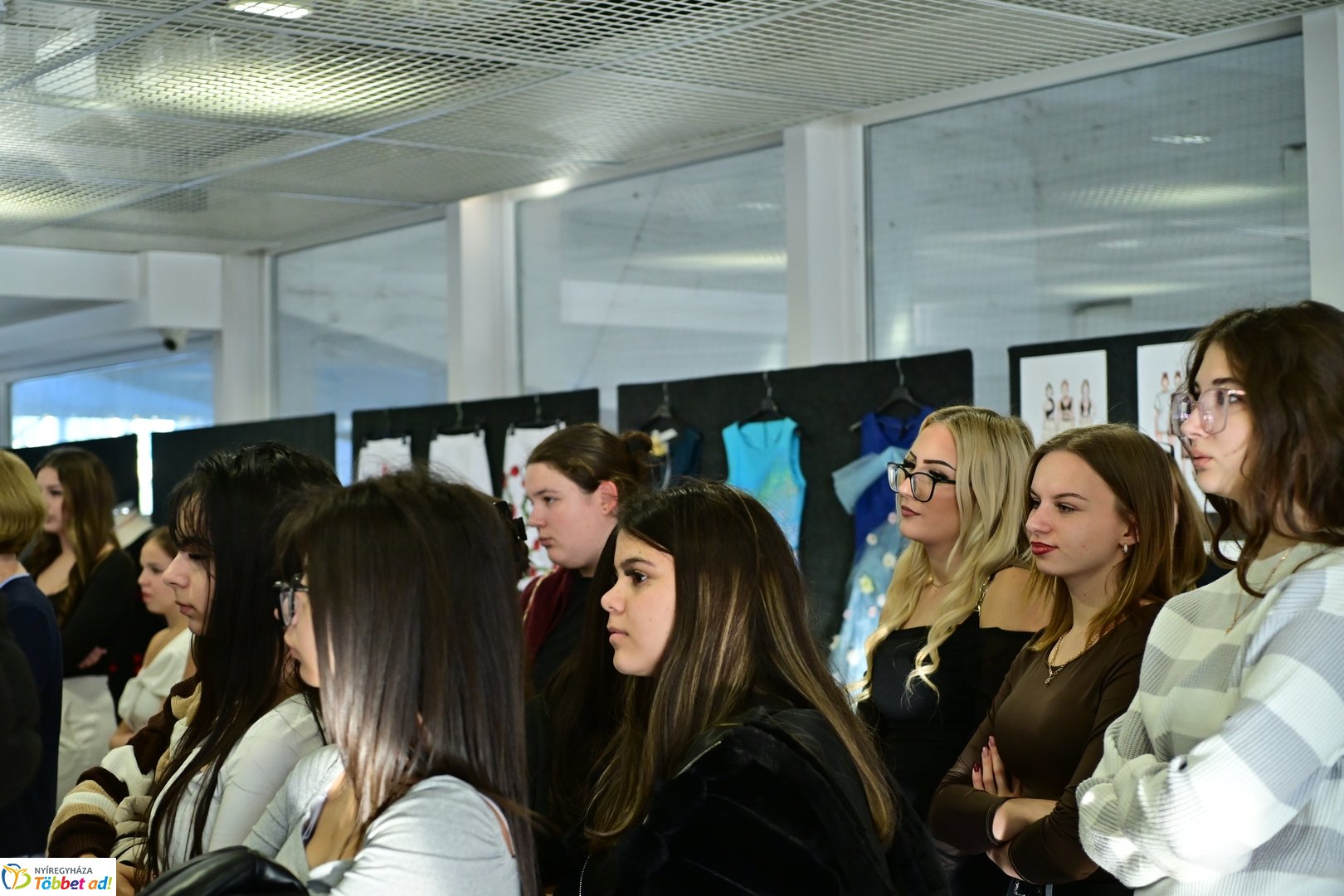 NYSZC divattervezőinek kiállítása a kulturális központban 2025