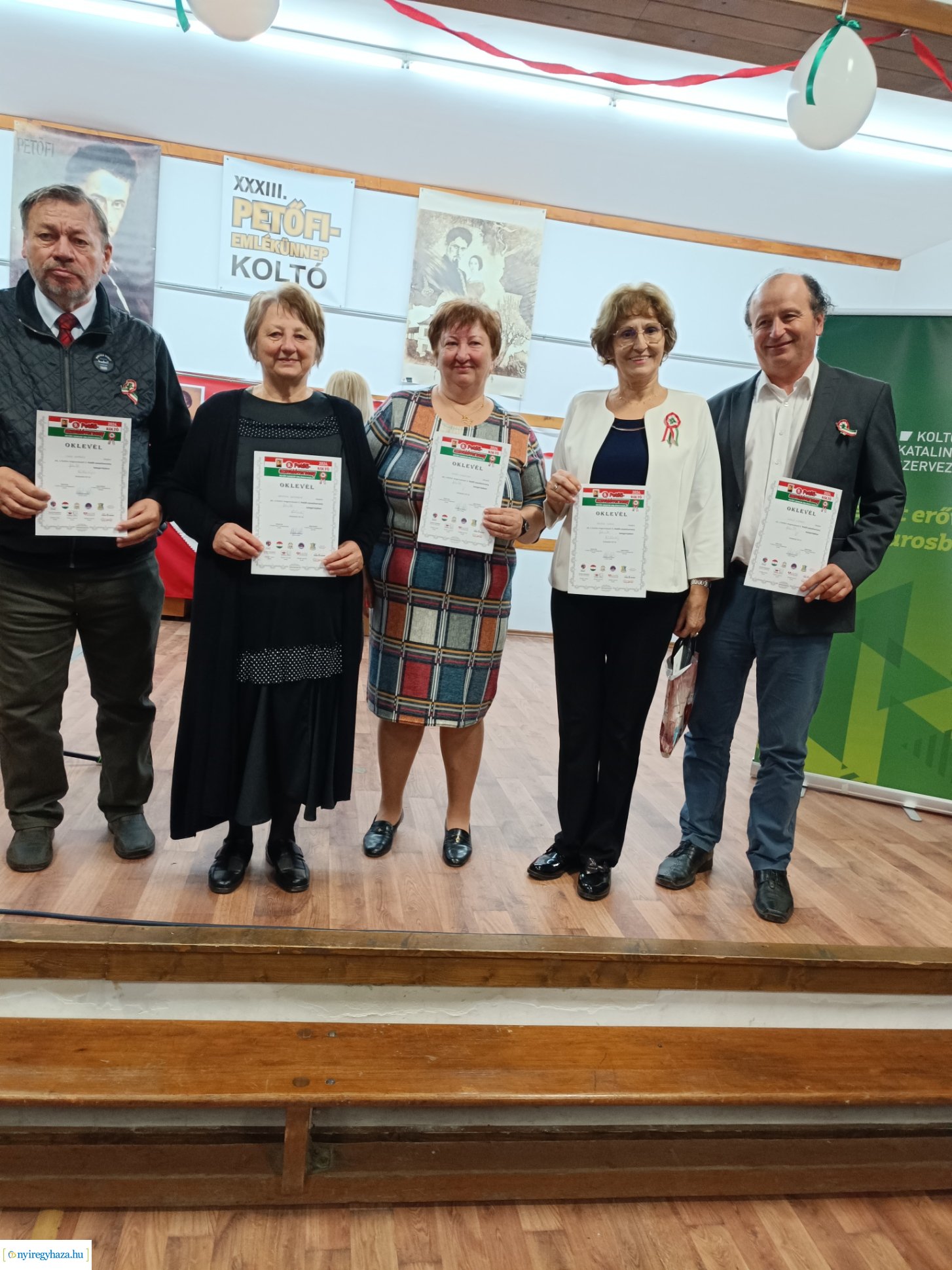 Nyugdíjasok a koltói szavalóversenyen