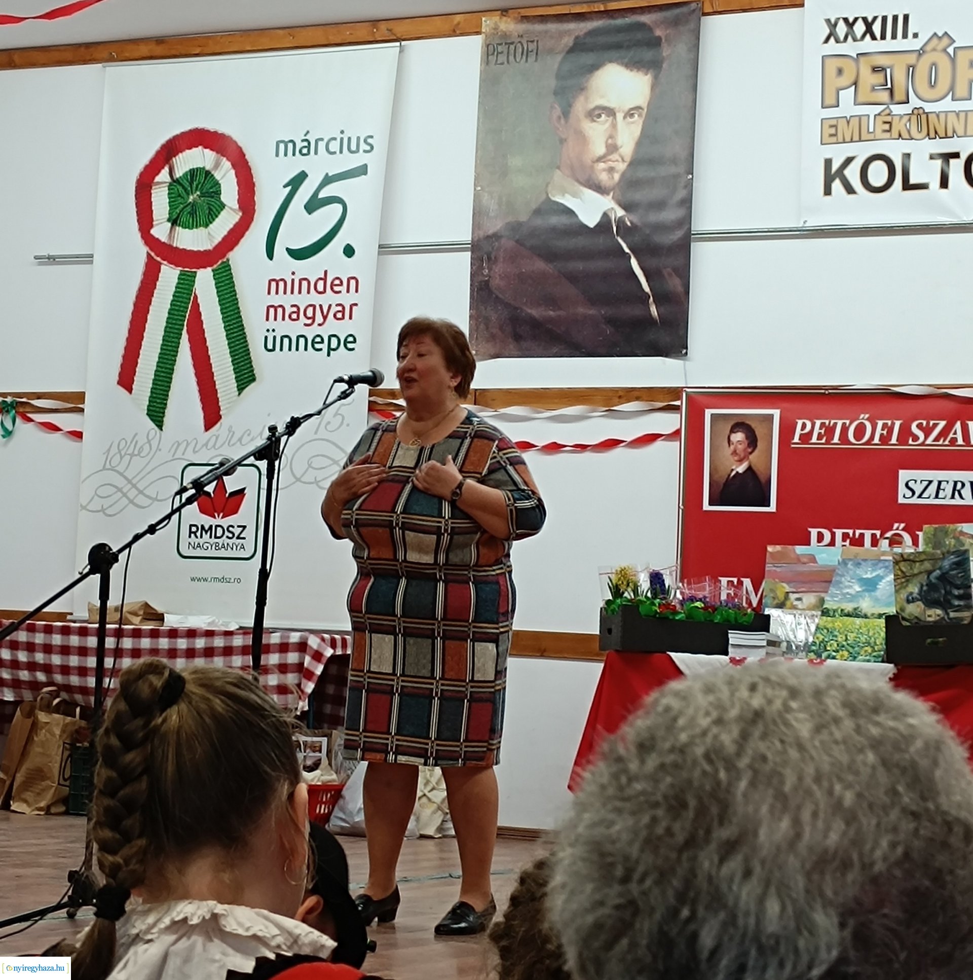 Nyugdíjasok a koltói szavalóversenyen