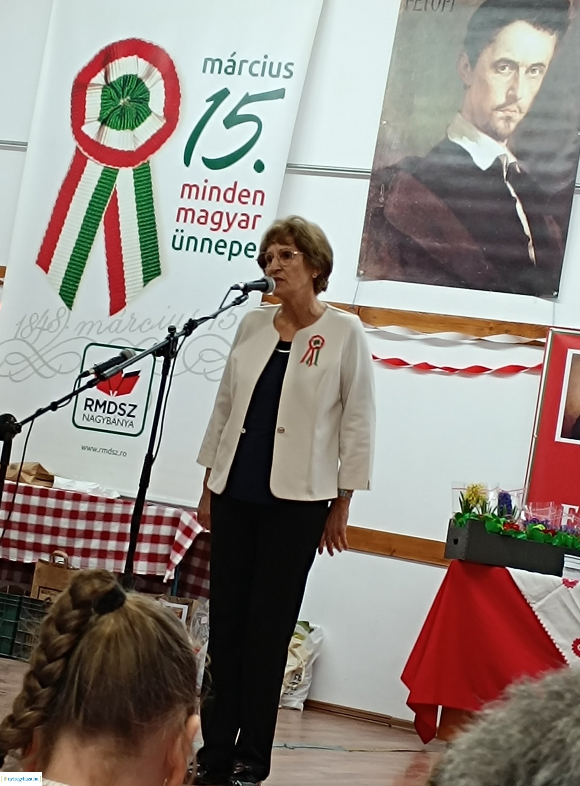 Nyugdíjasok a koltói szavalóversenyen