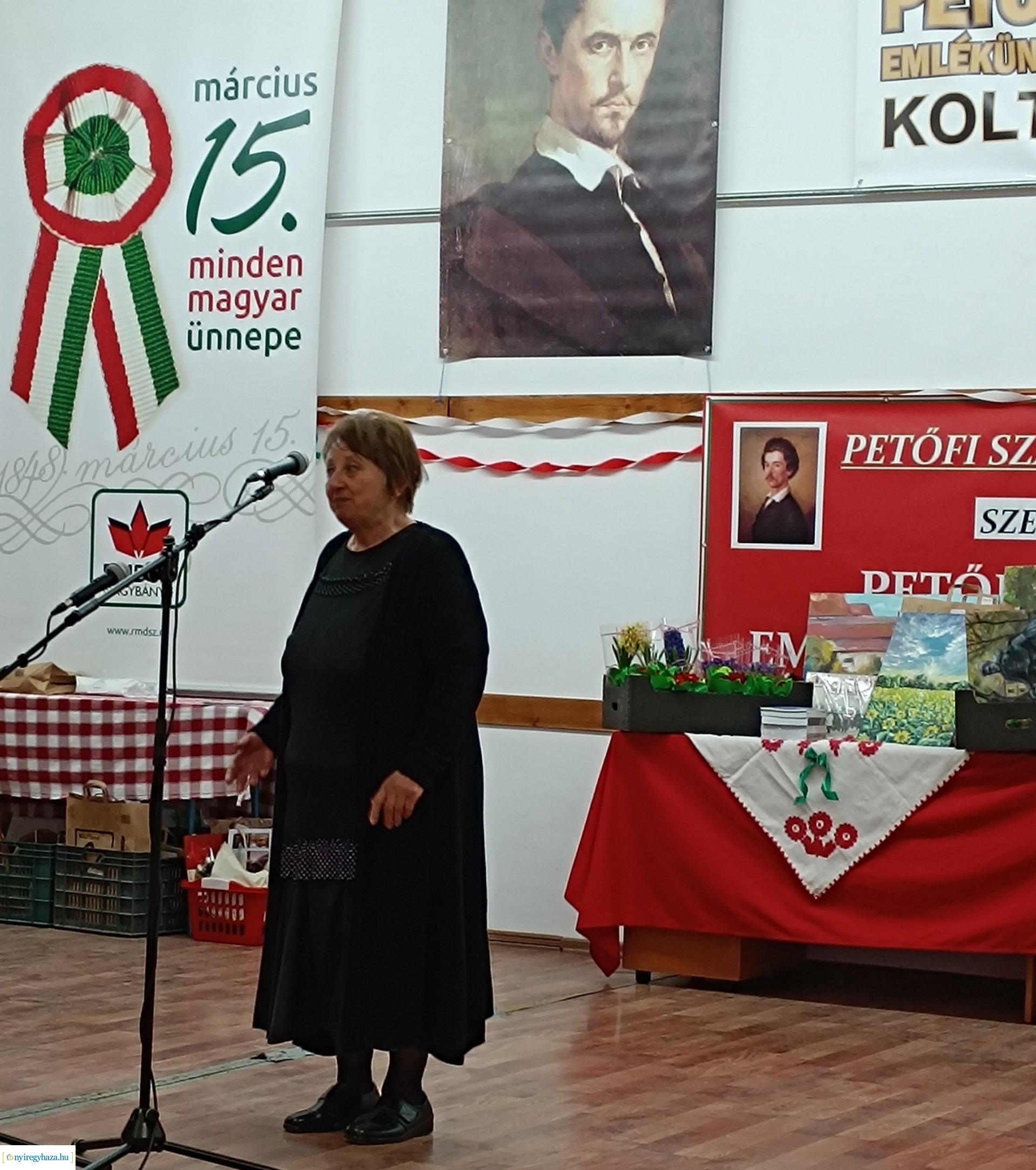 Nyugdíjasok a koltói szavalóversenyen