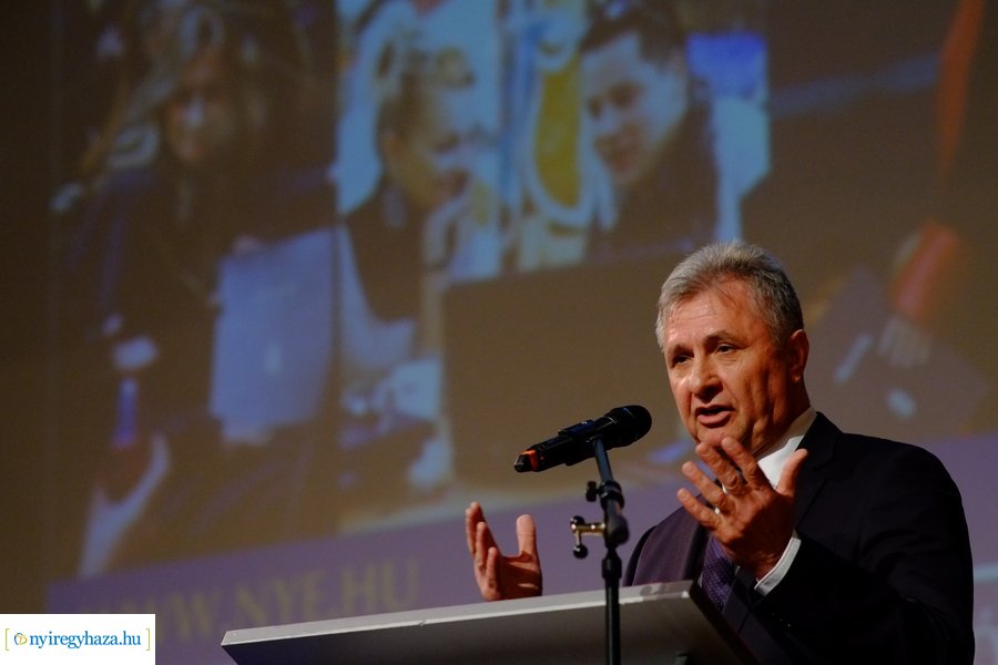 Diploma átadó az egyetemen 20230311