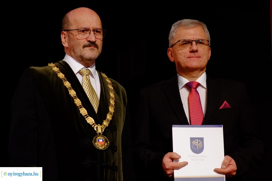 Diploma átadó az egyetemen 20230311