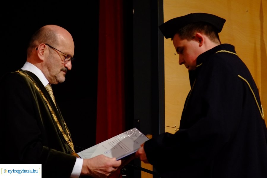 Diploma átadó az egyetemen 20230311