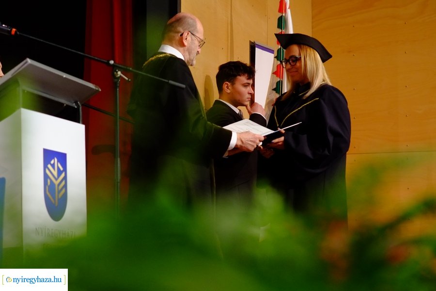 Diploma átadó az egyetemen 20230311