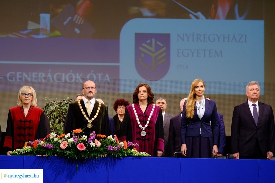 Diploma átadó az egyetemen 20230311