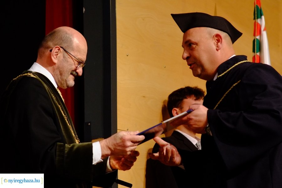 Diploma átadó az egyetemen 20230311