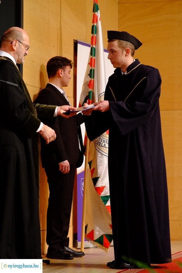 Diploma átadó az egyetemen 20230311