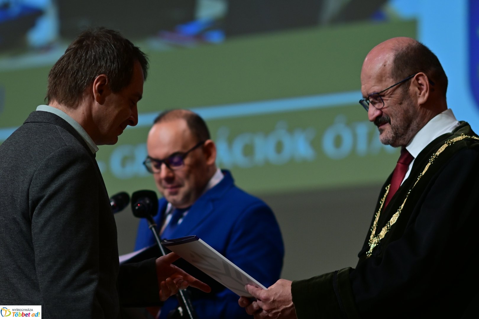 Oklevélátadó Ünnepi Szenátusi Ülés az egyetemen 2025 júliusában