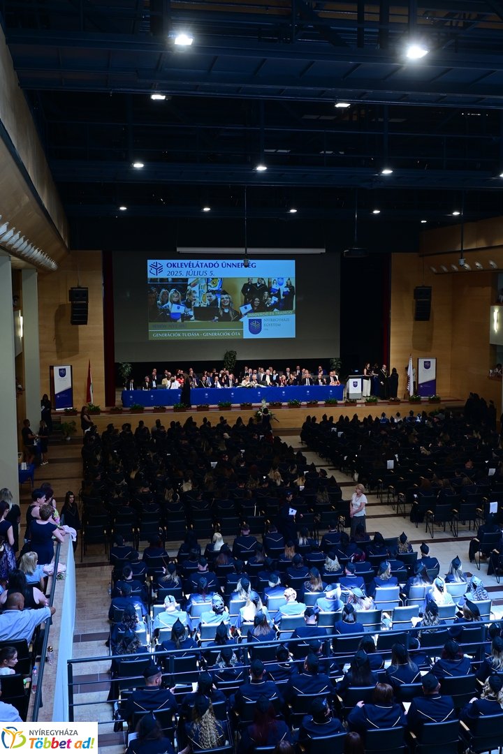 Oklevélátadó Ünnepi Szenátusi Ülés az egyetemen 2025 júliusában