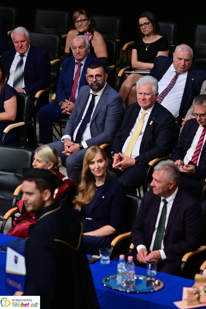Oklevélátadó Ünnepi Szenátusi Ülés az egyetemen 2025 júliusában