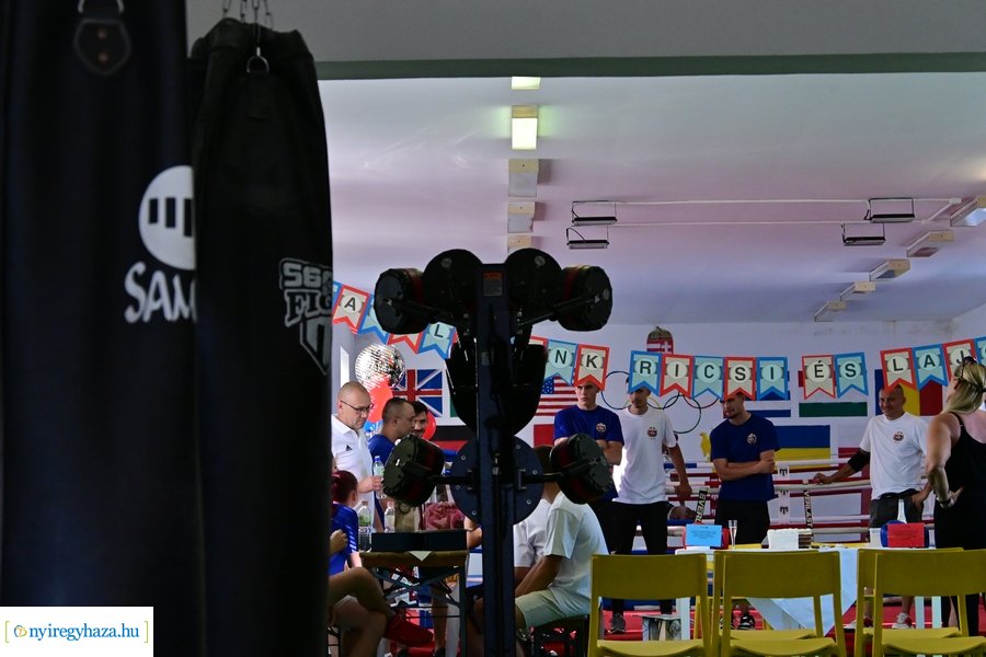 Ökölvívó szakosztály köszöntötte Kovács Ricsit és Nagy Lajost