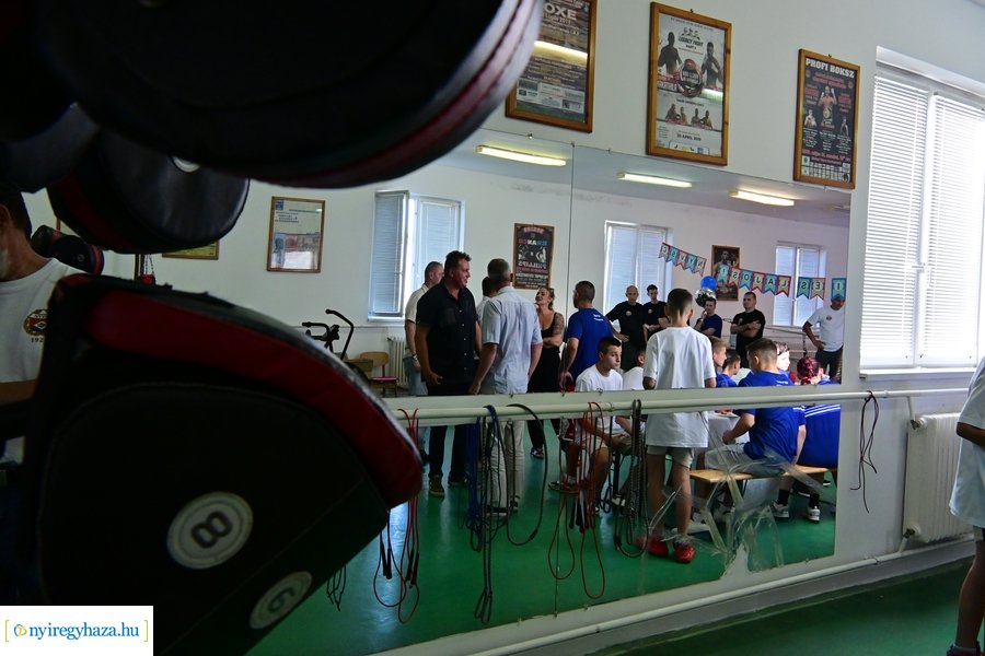 Ökölvívó szakosztály köszöntötte Kovács Ricsit és Nagy Lajost