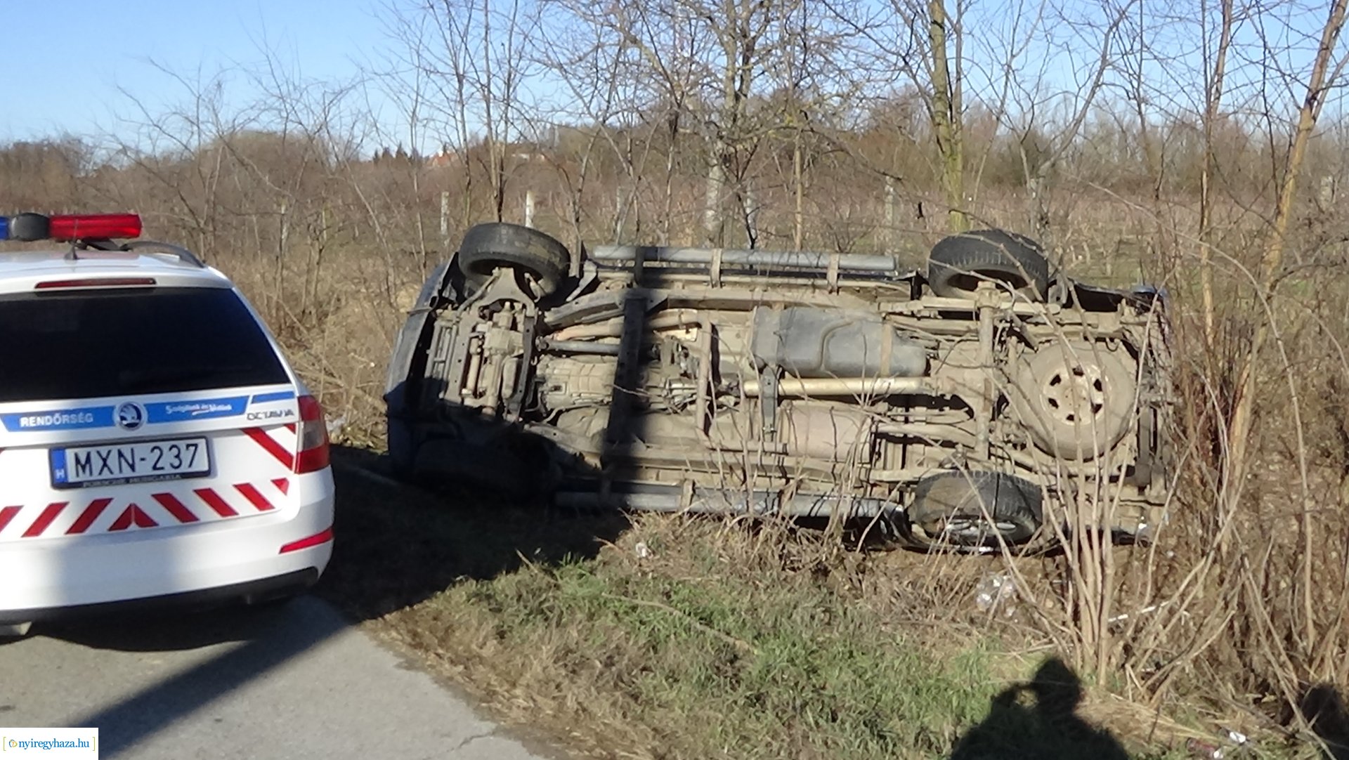 Oldalára borult egy terepjáró szerda reggel Nyírtura külterületén