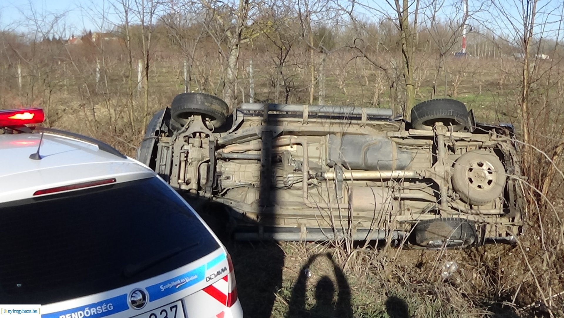 Oldalára borult egy terepjáró szerda reggel Nyírtura külterületén